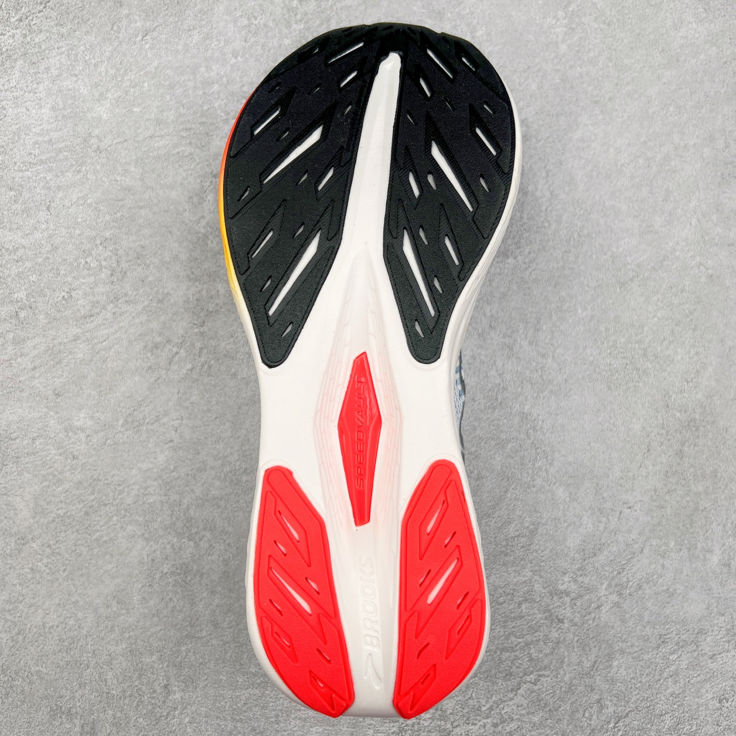 图片[9]-Brooks Hyperion Tempo 布鲁克斯竞速跑鞋 轻量训练缓震跑鞋马拉松运动鞋 Brooks 四大跑鞋之一 百年品牌 跑鞋从外形上基本就能判断这是一款速度跑鞋 简洁干练的外形结构和极强的运动流线型看着非常有速度感 上脚的第一感觉是非常轻 美码9码的鞋单只206g不到 从个人偏好来说 200g左右的竞速鞋最具安全感 鞋面采用单层网布 很薄 前掌使用了大量开放式网眼 排气直接快速 透气性上乘 鞋舌也是轻量化设计 仅为一层麂皮 和脚背完美贴合 鞋舌中央有个防偏穿孔 从实际穿着来看 通常鞋舌都是外偏 如果是防偏穿孔位于中心 防偏效果其实并不十分有效 如果采用趋外侧的偏心设计更有效 鞋帮泡棉填充量不大 但非常紧凑 贴合舒适 包裹稳固 内置硬质TPU保证必要的稳定性 跑鞋中底采用的是DNA FLASH科技材料 DNA FLASH中底科技 是Brooks第一款将氮气注入中底的创新科技 主要原理是借助“超临界流体”发泡技术 将液态氮稳定的转化为气态氮 并使其均匀地形成无数紧密贴合的密闭式气囊结构 尺码：40 40.5 41 42 42.5 43 44 44.5 45 46-选品中心