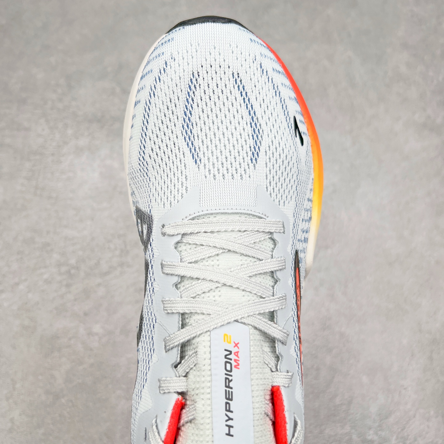 图片[4]-Brooks Hyperion Tempo 布鲁克斯竞速跑鞋 轻量训练缓震跑鞋马拉松运动鞋 Brooks 四大跑鞋之一 百年品牌 跑鞋从外形上基本就能判断这是一款速度跑鞋 简洁干练的外形结构和极强的运动流线型看着非常有速度感 上脚的第一感觉是非常轻 美码9码的鞋单只206g不到 从个人偏好来说 200g左右的竞速鞋最具安全感 鞋面采用单层网布 很薄 前掌使用了大量开放式网眼 排气直接快速 透气性上乘 鞋舌也是轻量化设计 仅为一层麂皮 和脚背完美贴合 鞋舌中央有个防偏穿孔 从实际穿着来看 通常鞋舌都是外偏 如果是防偏穿孔位于中心 防偏效果其实并不十分有效 如果采用趋外侧的偏心设计更有效 鞋帮泡棉填充量不大 但非常紧凑 贴合舒适 包裹稳固 内置硬质TPU保证必要的稳定性 跑鞋中底采用的是DNA FLASH科技材料 DNA FLASH中底科技 是Brooks第一款将氮气注入中底的创新科技 主要原理是借助“超临界流体”发泡技术 将液态氮稳定的转化为气态氮 并使其均匀地形成无数紧密贴合的密闭式气囊结构 尺码：40 40.5 41 42 42.5 43 44 44.5 45 46-选品中心