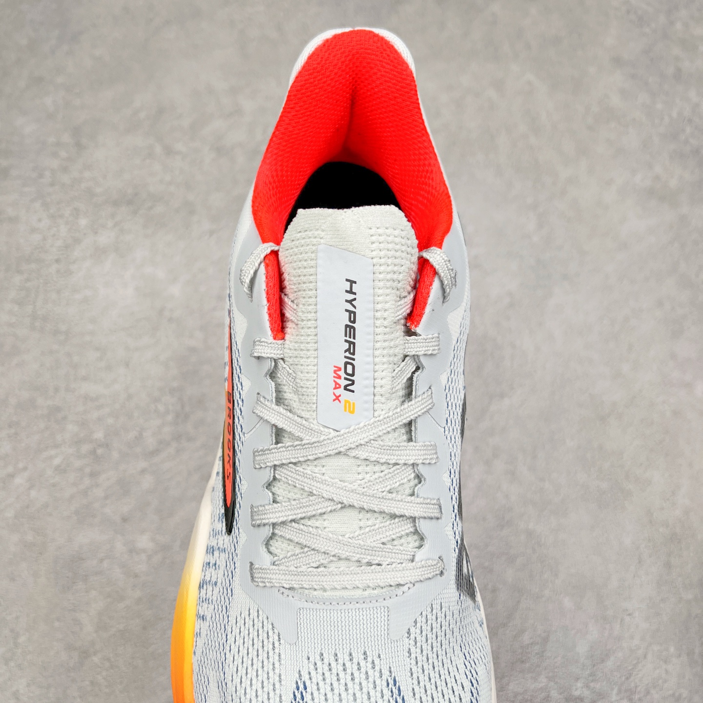 图片[5]-Brooks Hyperion Tempo 布鲁克斯竞速跑鞋 轻量训练缓震跑鞋马拉松运动鞋 Brooks 四大跑鞋之一 百年品牌 跑鞋从外形上基本就能判断这是一款速度跑鞋 简洁干练的外形结构和极强的运动流线型看着非常有速度感 上脚的第一感觉是非常轻 美码9码的鞋单只206g不到 从个人偏好来说 200g左右的竞速鞋最具安全感 鞋面采用单层网布 很薄 前掌使用了大量开放式网眼 排气直接快速 透气性上乘 鞋舌也是轻量化设计 仅为一层麂皮 和脚背完美贴合 鞋舌中央有个防偏穿孔 从实际穿着来看 通常鞋舌都是外偏 如果是防偏穿孔位于中心 防偏效果其实并不十分有效 如果采用趋外侧的偏心设计更有效 鞋帮泡棉填充量不大 但非常紧凑 贴合舒适 包裹稳固 内置硬质TPU保证必要的稳定性 跑鞋中底采用的是DNA FLASH科技材料 DNA FLASH中底科技 是Brooks第一款将氮气注入中底的创新科技 主要原理是借助“超临界流体”发泡技术 将液态氮稳定的转化为气态氮 并使其均匀地形成无数紧密贴合的密闭式气囊结构 尺码：40 40.5 41 42 42.5 43 44 44.5 45 46-选品中心