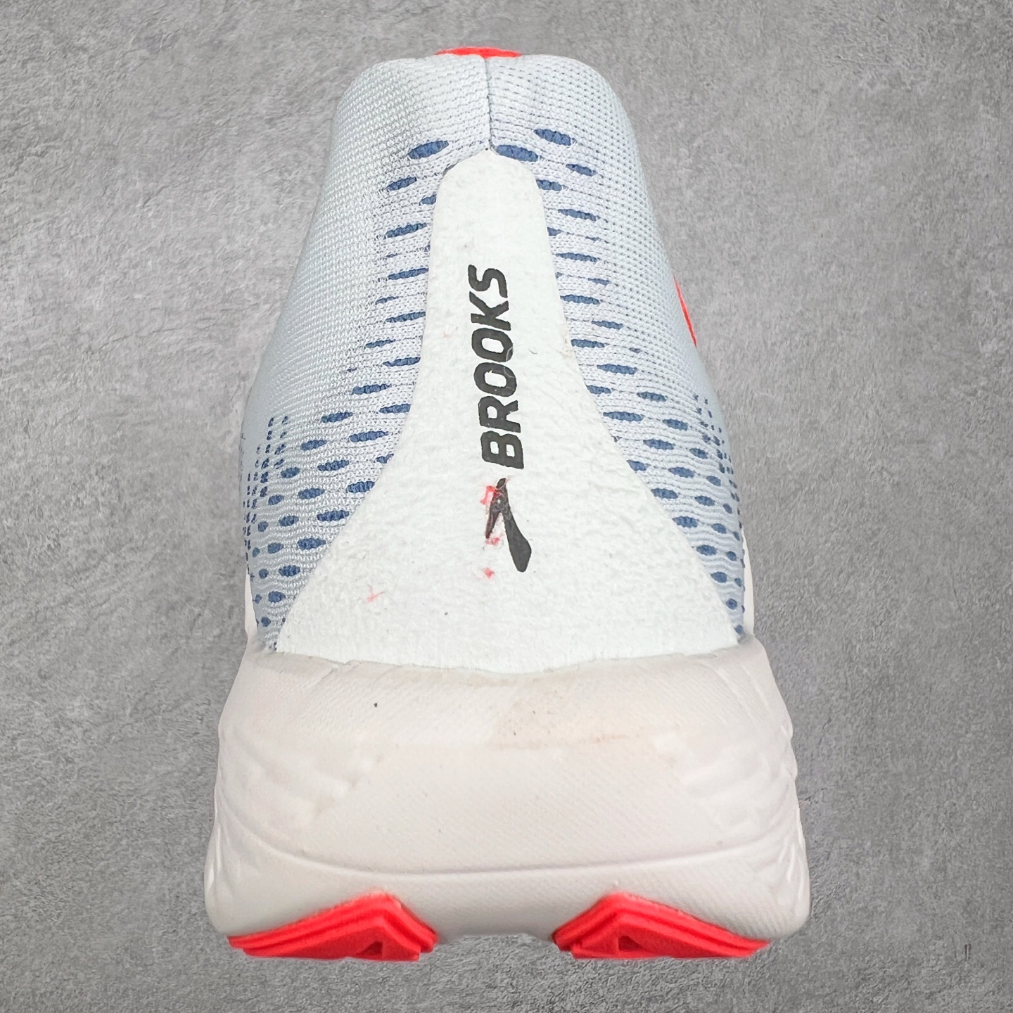 图片[8]-Brooks Hyperion Tempo 布鲁克斯竞速跑鞋 轻量训练缓震跑鞋马拉松运动鞋 Brooks 四大跑鞋之一 百年品牌 跑鞋从外形上基本就能判断这是一款速度跑鞋 简洁干练的外形结构和极强的运动流线型看着非常有速度感 上脚的第一感觉是非常轻 美码9码的鞋单只206g不到 从个人偏好来说 200g左右的竞速鞋最具安全感 鞋面采用单层网布 很薄 前掌使用了大量开放式网眼 排气直接快速 透气性上乘 鞋舌也是轻量化设计 仅为一层麂皮 和脚背完美贴合 鞋舌中央有个防偏穿孔 从实际穿着来看 通常鞋舌都是外偏 如果是防偏穿孔位于中心 防偏效果其实并不十分有效 如果采用趋外侧的偏心设计更有效 鞋帮泡棉填充量不大 但非常紧凑 贴合舒适 包裹稳固 内置硬质TPU保证必要的稳定性 跑鞋中底采用的是DNA FLASH科技材料 DNA FLASH中底科技 是Brooks第一款将氮气注入中底的创新科技 主要原理是借助“超临界流体”发泡技术 将液态氮稳定的转化为气态氮 并使其均匀地形成无数紧密贴合的密闭式气囊结构 尺码：40 40.5 41 42 42.5 43 44 44.5 45 46-选品中心