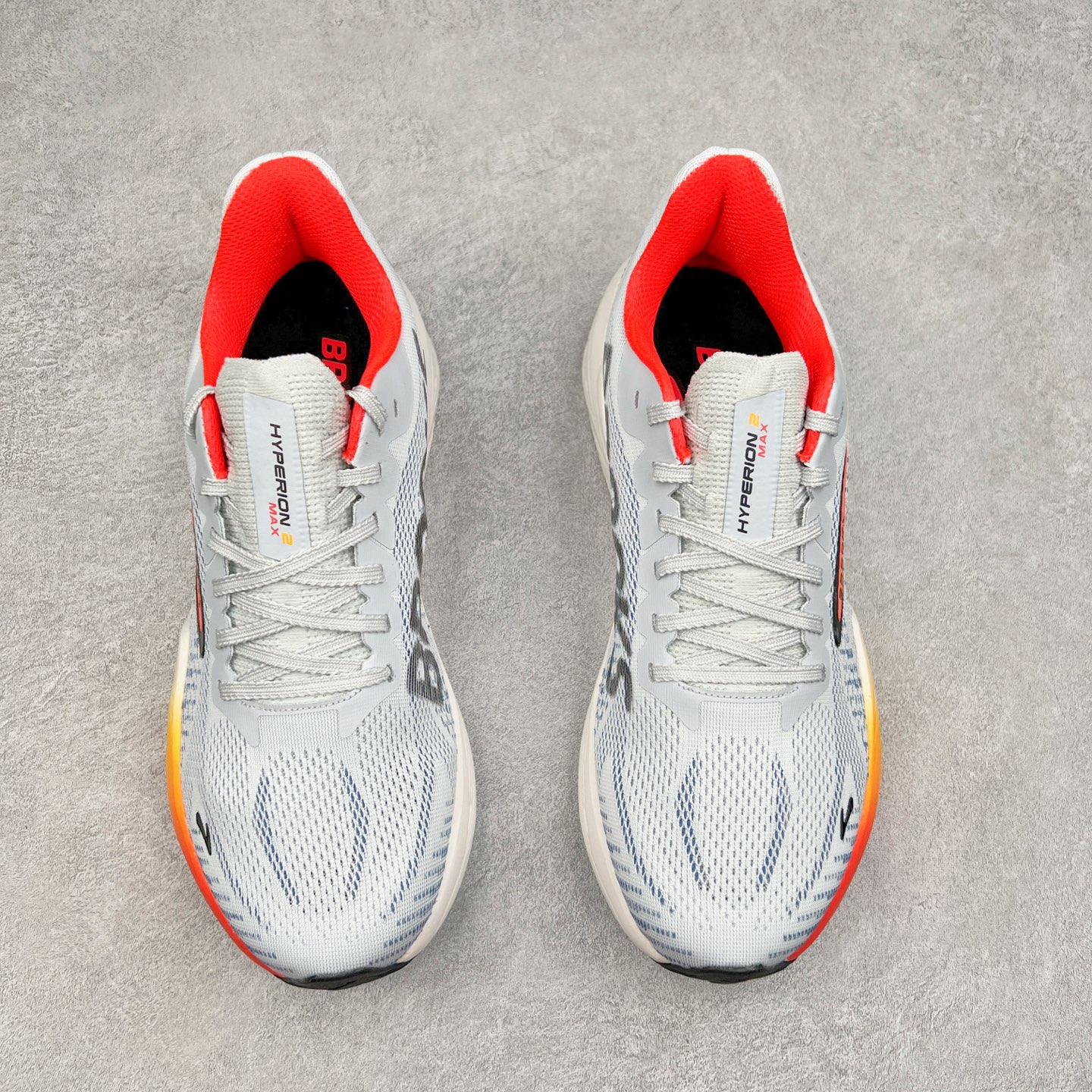 图片[2]-Brooks Hyperion Tempo 布鲁克斯竞速跑鞋 轻量训练缓震跑鞋马拉松运动鞋 Brooks 四大跑鞋之一 百年品牌 跑鞋从外形上基本就能判断这是一款速度跑鞋 简洁干练的外形结构和极强的运动流线型看着非常有速度感 上脚的第一感觉是非常轻 美码9码的鞋单只206g不到 从个人偏好来说 200g左右的竞速鞋最具安全感 鞋面采用单层网布 很薄 前掌使用了大量开放式网眼 排气直接快速 透气性上乘 鞋舌也是轻量化设计 仅为一层麂皮 和脚背完美贴合 鞋舌中央有个防偏穿孔 从实际穿着来看 通常鞋舌都是外偏 如果是防偏穿孔位于中心 防偏效果其实并不十分有效 如果采用趋外侧的偏心设计更有效 鞋帮泡棉填充量不大 但非常紧凑 贴合舒适 包裹稳固 内置硬质TPU保证必要的稳定性 跑鞋中底采用的是DNA FLASH科技材料 DNA FLASH中底科技 是Brooks第一款将氮气注入中底的创新科技 主要原理是借助“超临界流体”发泡技术 将液态氮稳定的转化为气态氮 并使其均匀地形成无数紧密贴合的密闭式气囊结构 尺码：40 40.5 41 42 42.5 43 44 44.5 45 46-选品中心