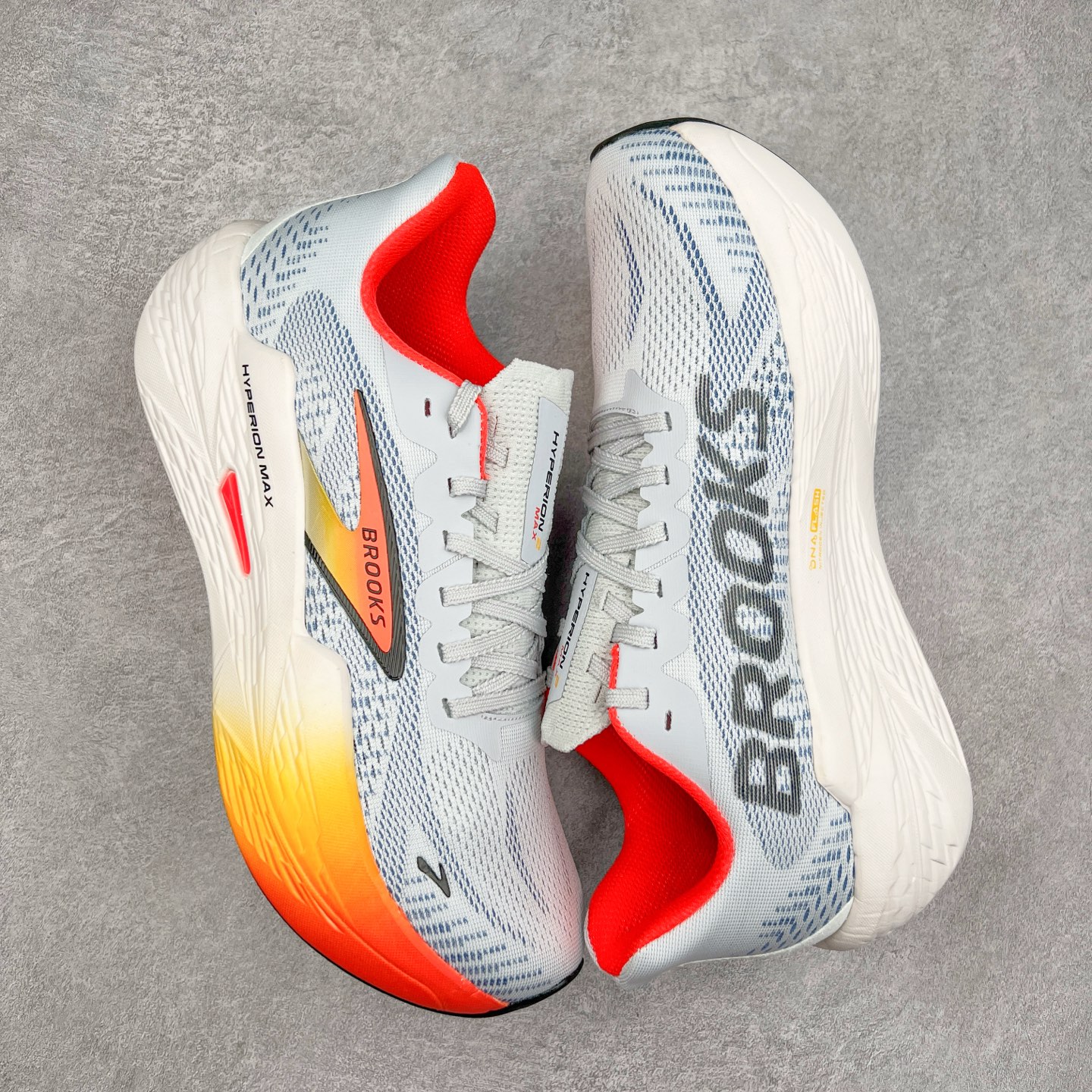 图片[3]-Brooks Hyperion Tempo 布鲁克斯竞速跑鞋 轻量训练缓震跑鞋马拉松运动鞋 Brooks 四大跑鞋之一 百年品牌 跑鞋从外形上基本就能判断这是一款速度跑鞋 简洁干练的外形结构和极强的运动流线型看着非常有速度感 上脚的第一感觉是非常轻 美码9码的鞋单只206g不到 从个人偏好来说 200g左右的竞速鞋最具安全感 鞋面采用单层网布 很薄 前掌使用了大量开放式网眼 排气直接快速 透气性上乘 鞋舌也是轻量化设计 仅为一层麂皮 和脚背完美贴合 鞋舌中央有个防偏穿孔 从实际穿着来看 通常鞋舌都是外偏 如果是防偏穿孔位于中心 防偏效果其实并不十分有效 如果采用趋外侧的偏心设计更有效 鞋帮泡棉填充量不大 但非常紧凑 贴合舒适 包裹稳固 内置硬质TPU保证必要的稳定性 跑鞋中底采用的是DNA FLASH科技材料 DNA FLASH中底科技 是Brooks第一款将氮气注入中底的创新科技 主要原理是借助“超临界流体”发泡技术 将液态氮稳定的转化为气态氮 并使其均匀地形成无数紧密贴合的密闭式气囊结构 尺码：40 40.5 41 42 42.5 43 44 44.5 45 46-选品中心