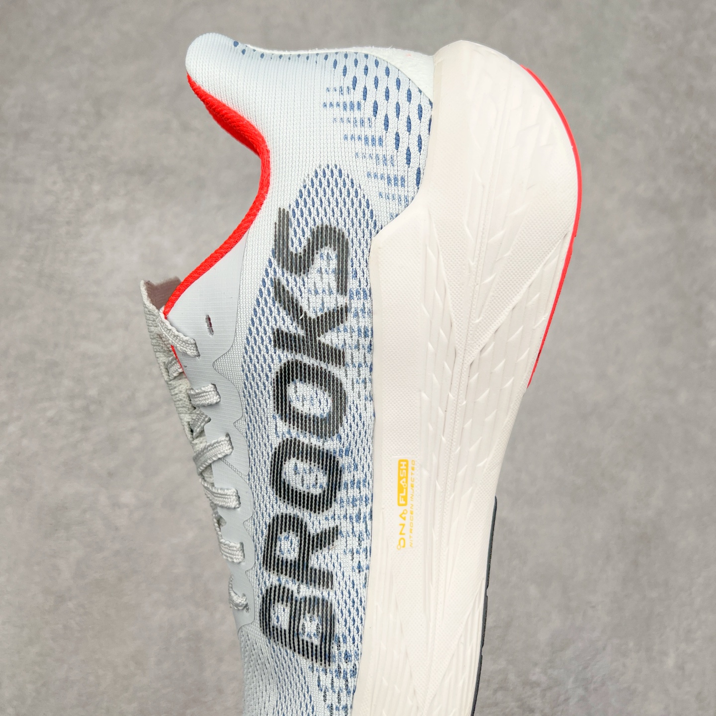 图片[7]-Brooks Hyperion Tempo 布鲁克斯竞速跑鞋 轻量训练缓震跑鞋马拉松运动鞋 Brooks 四大跑鞋之一 百年品牌 跑鞋从外形上基本就能判断这是一款速度跑鞋 简洁干练的外形结构和极强的运动流线型看着非常有速度感 上脚的第一感觉是非常轻 美码9码的鞋单只206g不到 从个人偏好来说 200g左右的竞速鞋最具安全感 鞋面采用单层网布 很薄 前掌使用了大量开放式网眼 排气直接快速 透气性上乘 鞋舌也是轻量化设计 仅为一层麂皮 和脚背完美贴合 鞋舌中央有个防偏穿孔 从实际穿着来看 通常鞋舌都是外偏 如果是防偏穿孔位于中心 防偏效果其实并不十分有效 如果采用趋外侧的偏心设计更有效 鞋帮泡棉填充量不大 但非常紧凑 贴合舒适 包裹稳固 内置硬质TPU保证必要的稳定性 跑鞋中底采用的是DNA FLASH科技材料 DNA FLASH中底科技 是Brooks第一款将氮气注入中底的创新科技 主要原理是借助“超临界流体”发泡技术 将液态氮稳定的转化为气态氮 并使其均匀地形成无数紧密贴合的密闭式气囊结构 尺码：40 40.5 41 42 42.5 43 44 44.5 45 46-选品中心