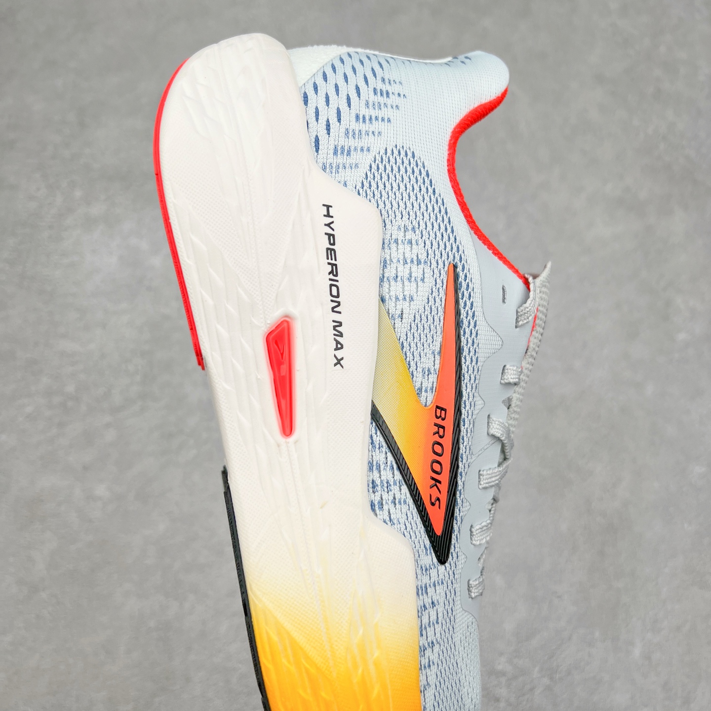 图片[6]-Brooks Hyperion Tempo 布鲁克斯竞速跑鞋 轻量训练缓震跑鞋马拉松运动鞋 Brooks 四大跑鞋之一 百年品牌 跑鞋从外形上基本就能判断这是一款速度跑鞋 简洁干练的外形结构和极强的运动流线型看着非常有速度感 上脚的第一感觉是非常轻 美码9码的鞋单只206g不到 从个人偏好来说 200g左右的竞速鞋最具安全感 鞋面采用单层网布 很薄 前掌使用了大量开放式网眼 排气直接快速 透气性上乘 鞋舌也是轻量化设计 仅为一层麂皮 和脚背完美贴合 鞋舌中央有个防偏穿孔 从实际穿着来看 通常鞋舌都是外偏 如果是防偏穿孔位于中心 防偏效果其实并不十分有效 如果采用趋外侧的偏心设计更有效 鞋帮泡棉填充量不大 但非常紧凑 贴合舒适 包裹稳固 内置硬质TPU保证必要的稳定性 跑鞋中底采用的是DNA FLASH科技材料 DNA FLASH中底科技 是Brooks第一款将氮气注入中底的创新科技 主要原理是借助“超临界流体”发泡技术 将液态氮稳定的转化为气态氮 并使其均匀地形成无数紧密贴合的密闭式气囊结构 尺码：40 40.5 41 42 42.5 43 44 44.5 45 46-选品中心