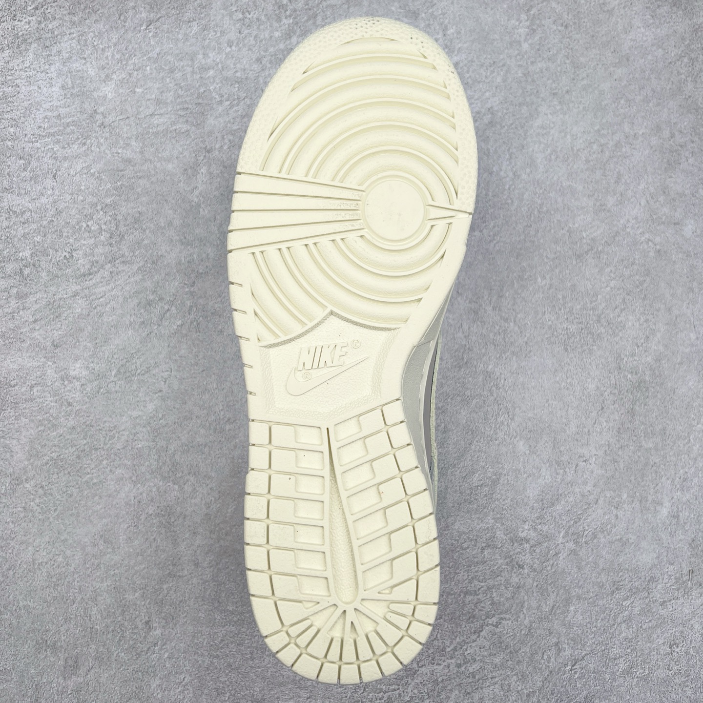 图片[9]-＃F版 NK Dunk Low 灰色 IB4503-072 性价比王者 极限压缩利润空间 超乎所想的高性价比 用料绝不含糊 原盒原配 正确耐磨橡胶大底 超高清洁度 全鞋零毛边皮料切割 全套原楦原模倾力打造完美版型 尺码：36 36.5 37.5 38 38.5 39 40 40.5 41 42 42.5 43 44 44.5 45 46 47.5-选品中心