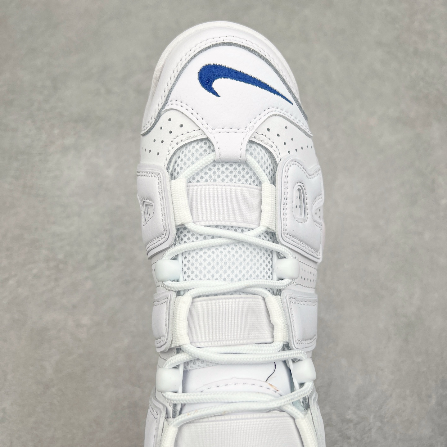 图片[4]-＃CK纯原 NK Air More Uptempo ’96 OG 皮蓬大AIR复古篮球鞋 DH9719-100 以流行于街头的涂鸦文化为设计灵感 整体的设计风格夸张而充满魅力 厚实而充满质感的皮质鞋面两侧印刻了一对巨大的字母“AIR”独特炫酷的外观惊艳无比 尺码：36 36.5 37.5 38 38.5 39 40 40.5 41 42 42.5 43 44 44.5 45 46-选品中心