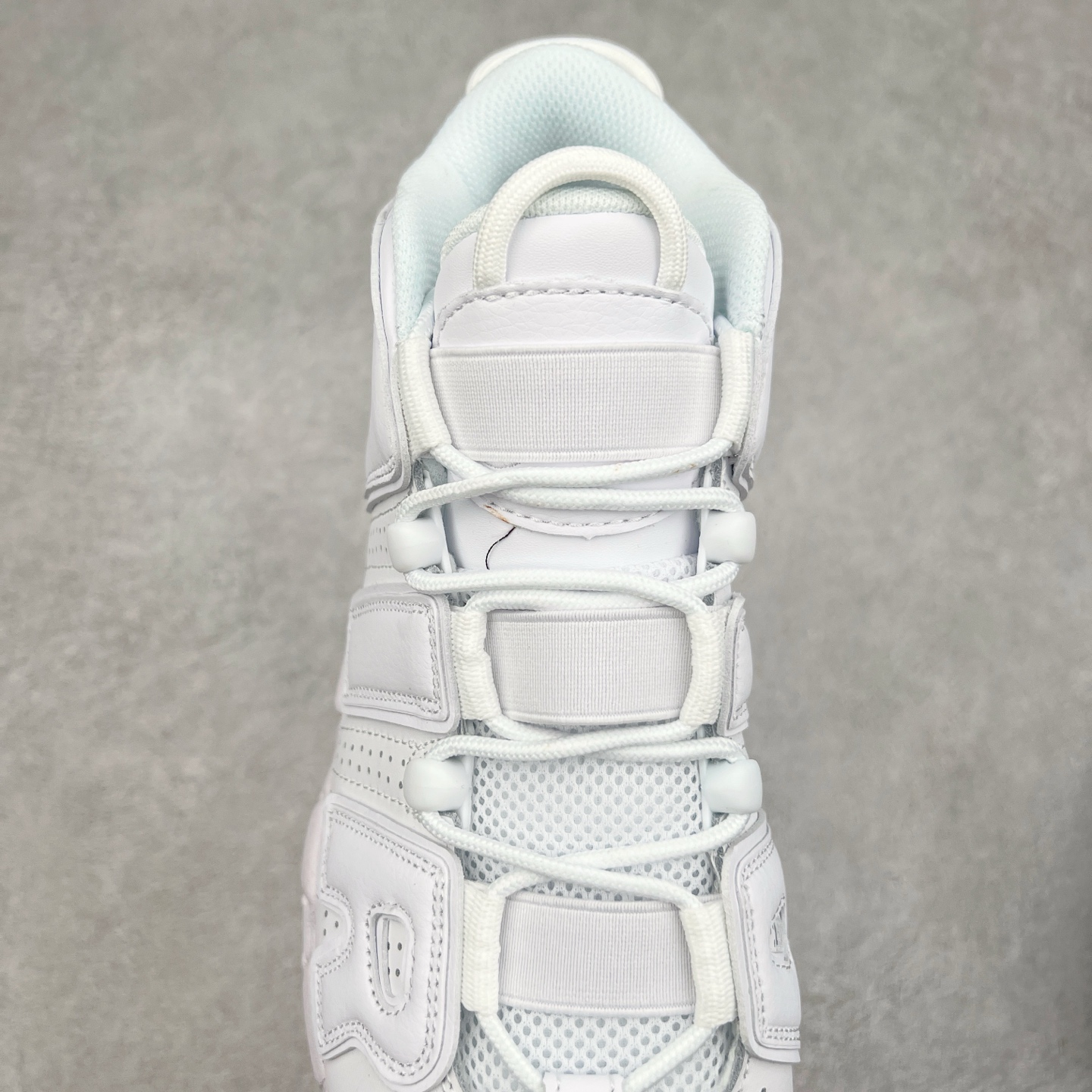 图片[5]-＃CK纯原 NK Air More Uptempo ’96 OG 皮蓬大AIR复古篮球鞋 DH9719-100 以流行于街头的涂鸦文化为设计灵感 整体的设计风格夸张而充满魅力 厚实而充满质感的皮质鞋面两侧印刻了一对巨大的字母“AIR”独特炫酷的外观惊艳无比 尺码：36 36.5 37.5 38 38.5 39 40 40.5 41 42 42.5 43 44 44.5 45 46-选品中心