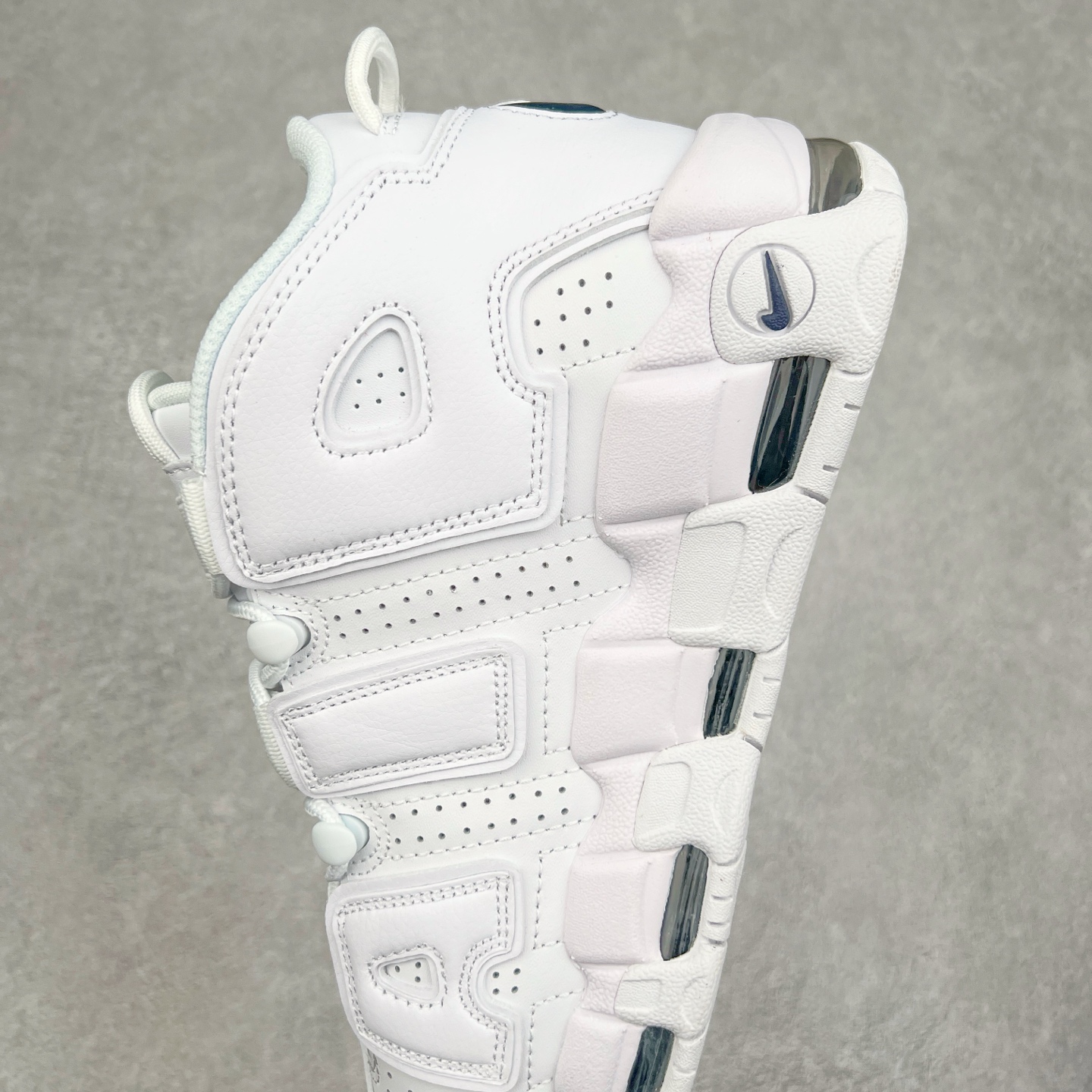 图片[7]-＃CK纯原 NK Air More Uptempo ’96 OG 皮蓬大AIR复古篮球鞋 DH9719-100 以流行于街头的涂鸦文化为设计灵感 整体的设计风格夸张而充满魅力 厚实而充满质感的皮质鞋面两侧印刻了一对巨大的字母“AIR”独特炫酷的外观惊艳无比 尺码：36 36.5 37.5 38 38.5 39 40 40.5 41 42 42.5 43 44 44.5 45 46-选品中心