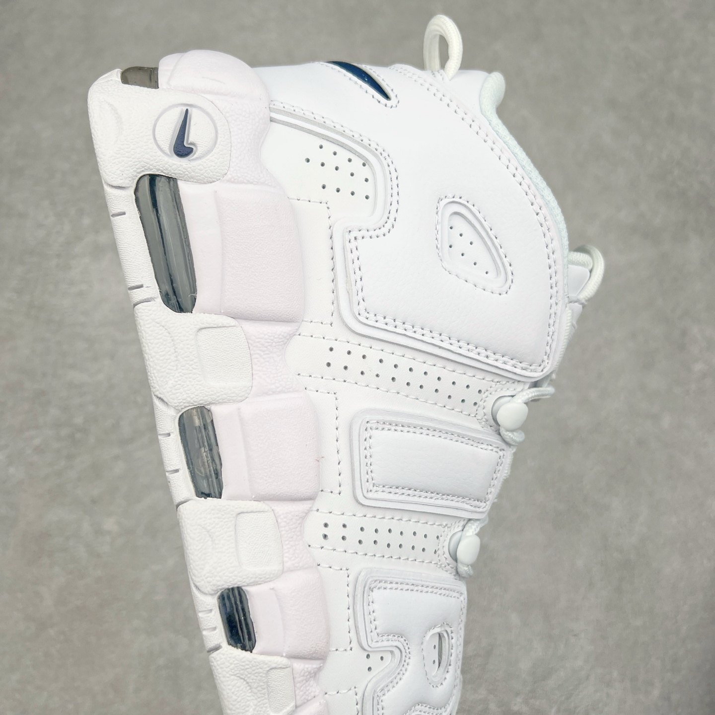 图片[6]-＃CK纯原 NK Air More Uptempo ’96 OG 皮蓬大AIR复古篮球鞋 DH9719-100 以流行于街头的涂鸦文化为设计灵感 整体的设计风格夸张而充满魅力 厚实而充满质感的皮质鞋面两侧印刻了一对巨大的字母“AIR”独特炫酷的外观惊艳无比 尺码：36 36.5 37.5 38 38.5 39 40 40.5 41 42 42.5 43 44 44.5 45 46-选品中心
