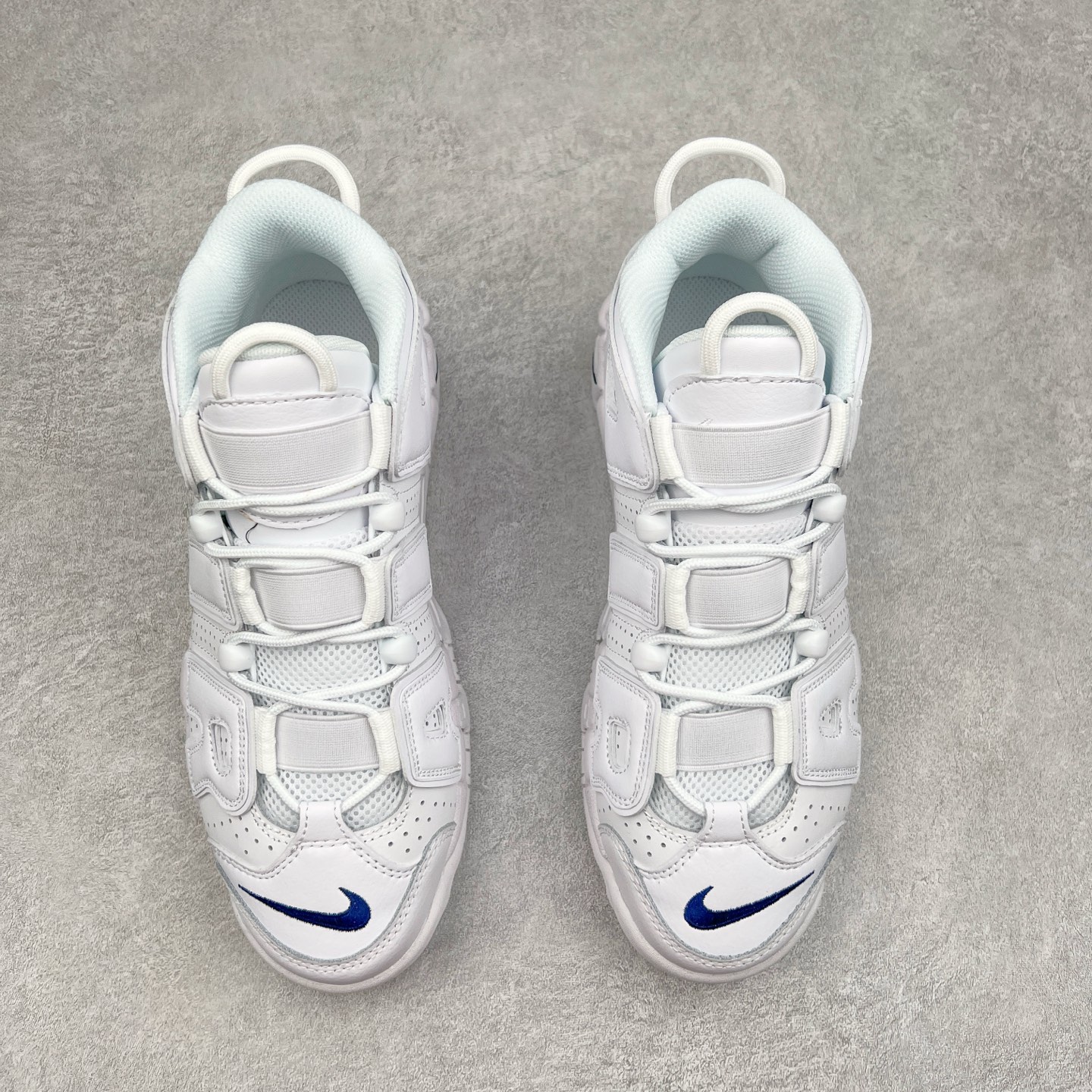 图片[2]-＃CK纯原 NK Air More Uptempo ’96 OG 皮蓬大AIR复古篮球鞋 DH9719-100 以流行于街头的涂鸦文化为设计灵感 整体的设计风格夸张而充满魅力 厚实而充满质感的皮质鞋面两侧印刻了一对巨大的字母“AIR”独特炫酷的外观惊艳无比 尺码：36 36.5 37.5 38 38.5 39 40 40.5 41 42 42.5 43 44 44.5 45 46-选品中心
