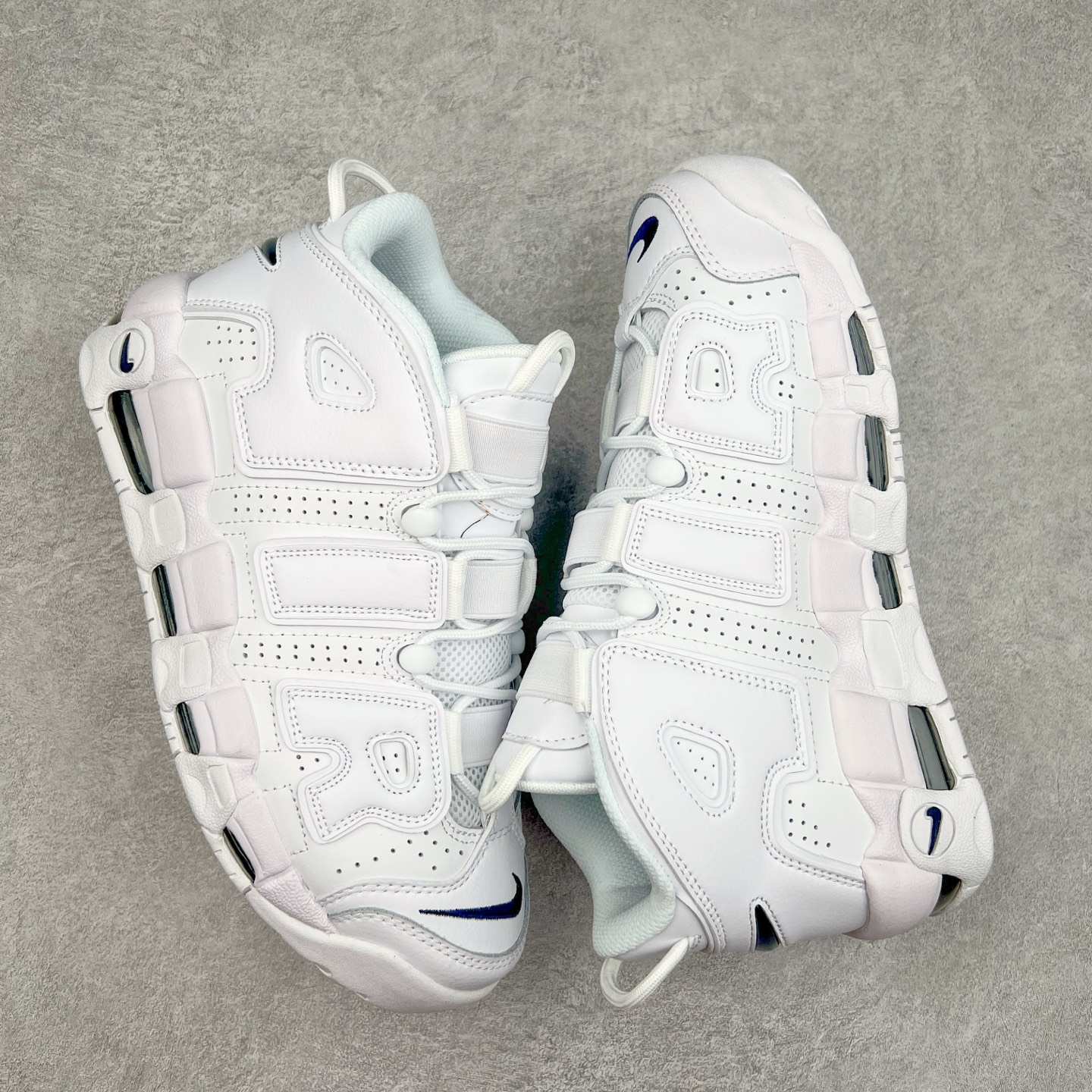 图片[3]-＃CK纯原 NK Air More Uptempo ’96 OG 皮蓬大AIR复古篮球鞋 DH9719-100 以流行于街头的涂鸦文化为设计灵感 整体的设计风格夸张而充满魅力 厚实而充满质感的皮质鞋面两侧印刻了一对巨大的字母“AIR”独特炫酷的外观惊艳无比 尺码：36 36.5 37.5 38 38.5 39 40 40.5 41 42 42.5 43 44 44.5 45 46-选品中心