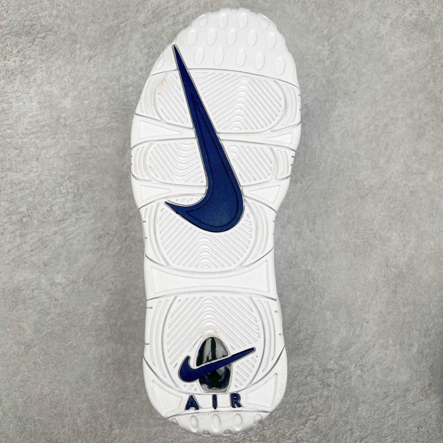 图片[9]-＃CK纯原 NK Air More Uptempo ’96 OG 皮蓬大AIR复古篮球鞋 DH9719-100 以流行于街头的涂鸦文化为设计灵感 整体的设计风格夸张而充满魅力 厚实而充满质感的皮质鞋面两侧印刻了一对巨大的字母“AIR”独特炫酷的外观惊艳无比 尺码：36 36.5 37.5 38 38.5 39 40 40.5 41 42 42.5 43 44 44.5 45 46-选品中心