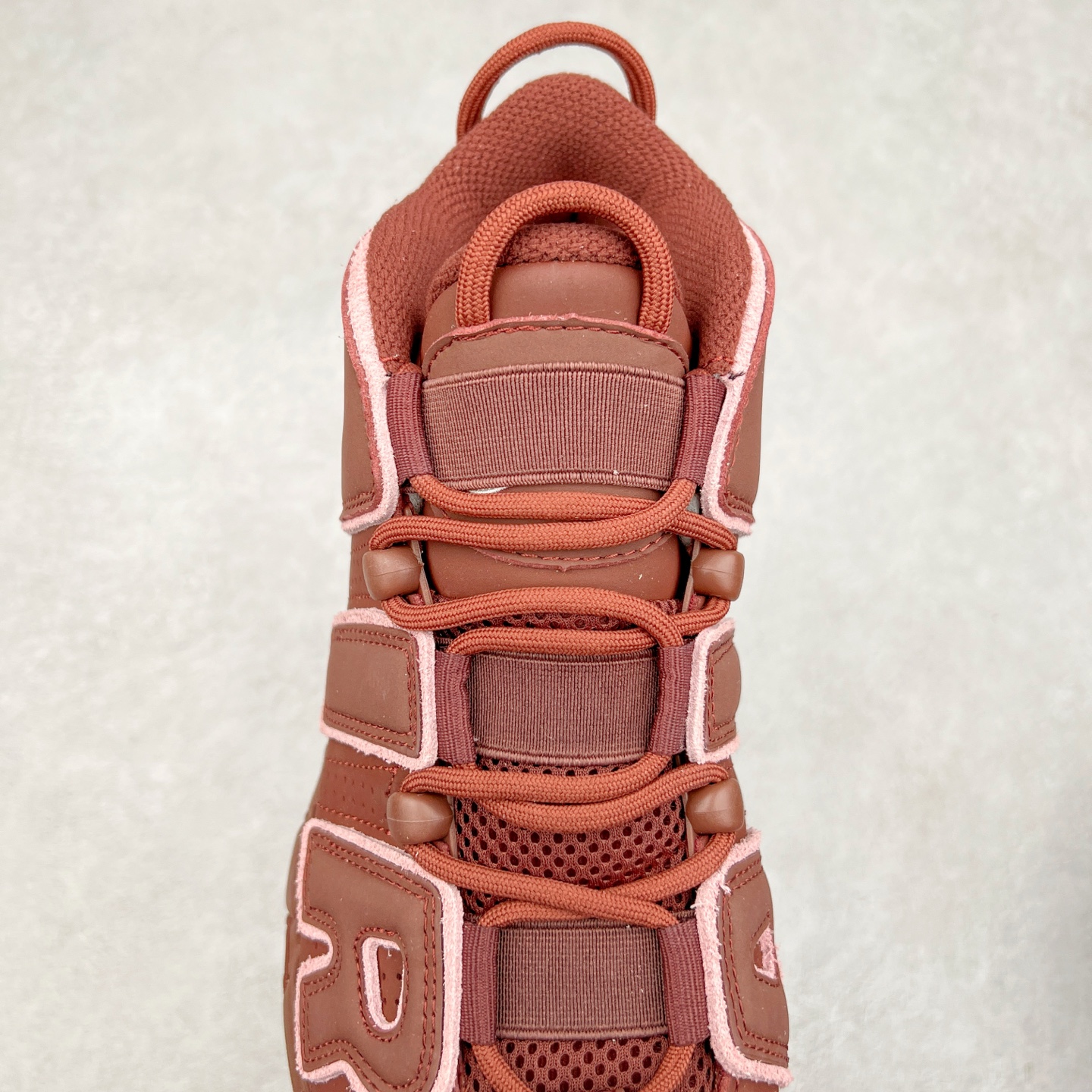 图片[5]-＃CK纯原 NK Air More Uptempo ’96 OG 皮蓬大AIR复古篮球鞋 DV3466-200 以流行于街头的涂鸦文化为设计灵感 整体的设计风格夸张而充满魅力 厚实而充满质感的皮质鞋面两侧印刻了一对巨大的字母“AIR”独特炫酷的外观惊艳无比 尺码：36 36.5 37.5 38 38.5 39 40 40.5 41 42 42.5 43 44 44.5 45 46-选品中心