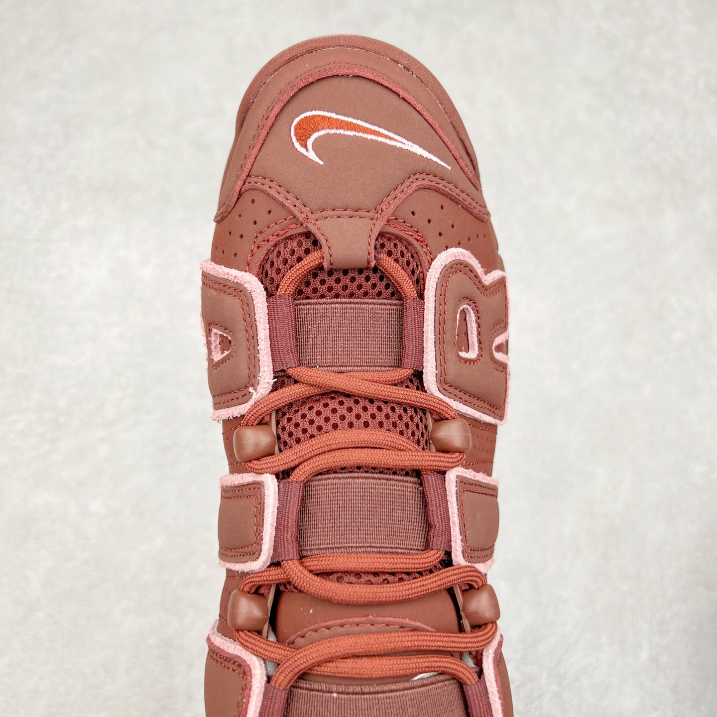 图片[4]-＃CK纯原 NK Air More Uptempo ’96 OG 皮蓬大AIR复古篮球鞋 DV3466-200 以流行于街头的涂鸦文化为设计灵感 整体的设计风格夸张而充满魅力 厚实而充满质感的皮质鞋面两侧印刻了一对巨大的字母“AIR”独特炫酷的外观惊艳无比 尺码：36 36.5 37.5 38 38.5 39 40 40.5 41 42 42.5 43 44 44.5 45 46-选品中心