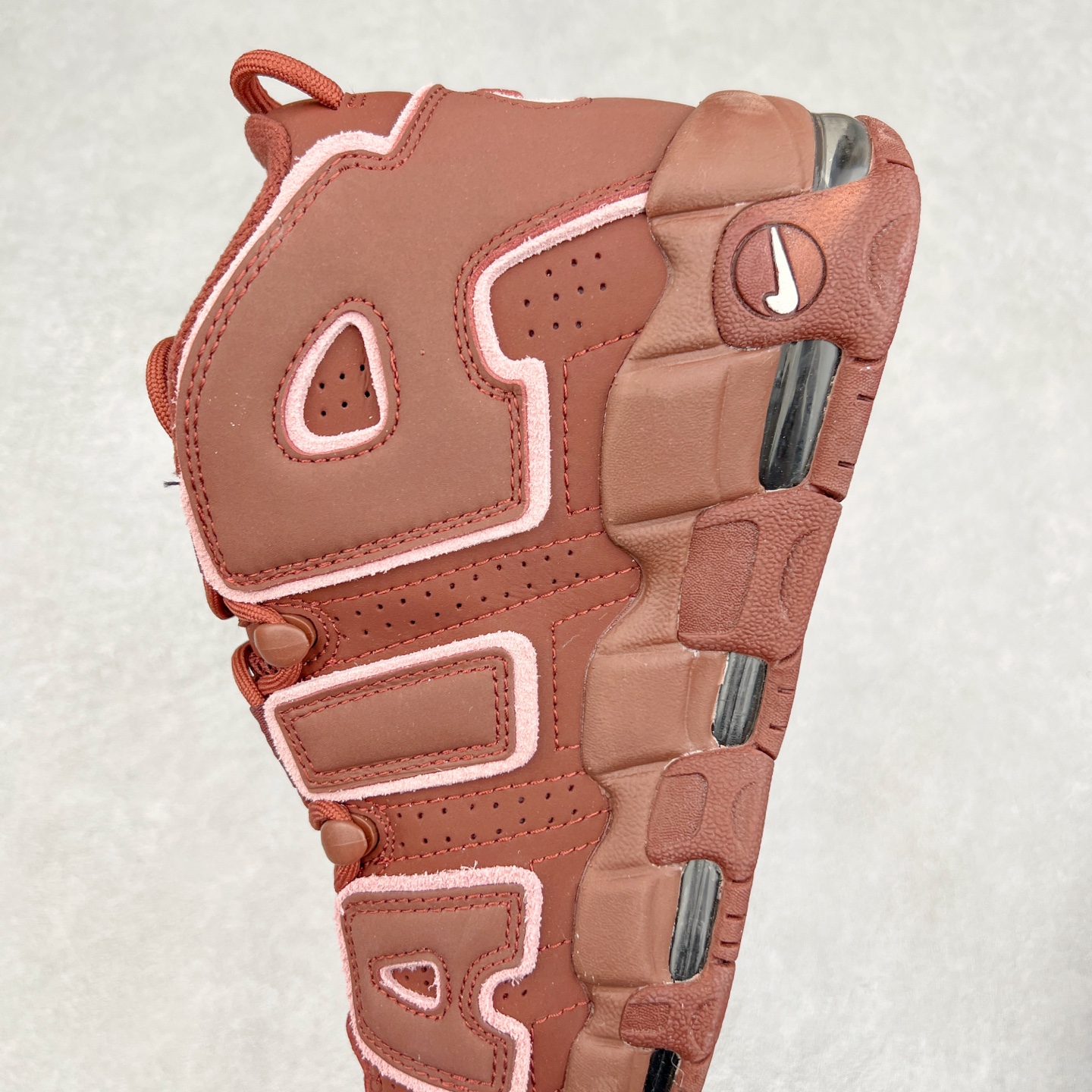 图片[7]-＃CK纯原 NK Air More Uptempo ’96 OG 皮蓬大AIR复古篮球鞋 DV3466-200 以流行于街头的涂鸦文化为设计灵感 整体的设计风格夸张而充满魅力 厚实而充满质感的皮质鞋面两侧印刻了一对巨大的字母“AIR”独特炫酷的外观惊艳无比 尺码：36 36.5 37.5 38 38.5 39 40 40.5 41 42 42.5 43 44 44.5 45 46-选品中心