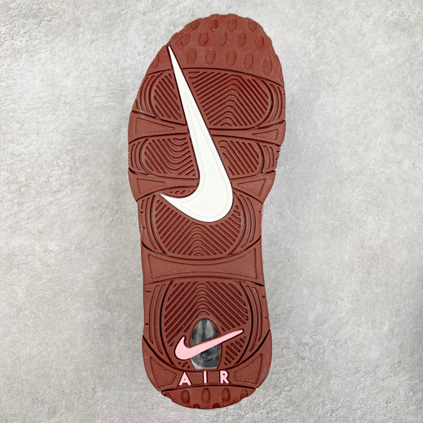 图片[9]-＃CK纯原 NK Air More Uptempo ’96 OG 皮蓬大AIR复古篮球鞋 DV3466-200 以流行于街头的涂鸦文化为设计灵感 整体的设计风格夸张而充满魅力 厚实而充满质感的皮质鞋面两侧印刻了一对巨大的字母“AIR”独特炫酷的外观惊艳无比 尺码：36 36.5 37.5 38 38.5 39 40 40.5 41 42 42.5 43 44 44.5 45 46-选品中心