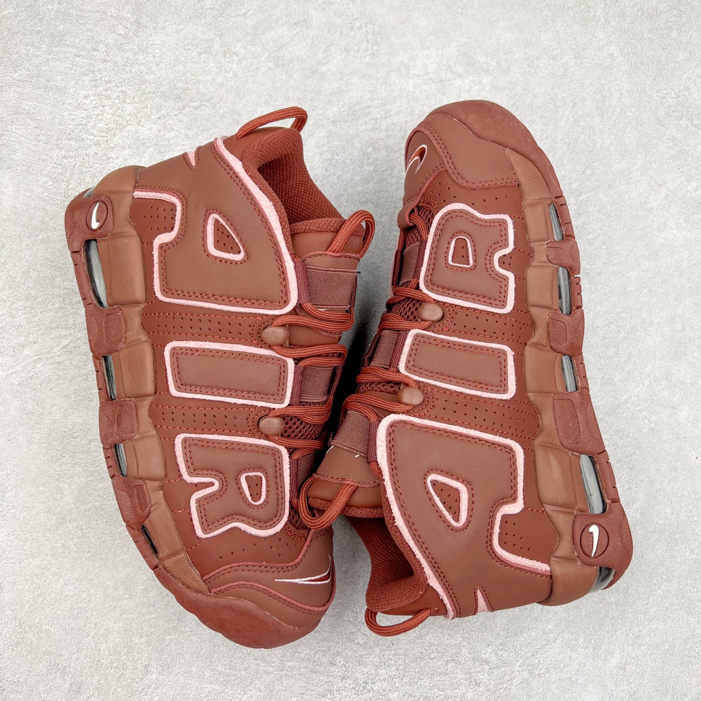 图片[3]-＃CK纯原 NK Air More Uptempo ’96 OG 皮蓬大AIR复古篮球鞋 DV3466-200 以流行于街头的涂鸦文化为设计灵感 整体的设计风格夸张而充满魅力 厚实而充满质感的皮质鞋面两侧印刻了一对巨大的字母“AIR”独特炫酷的外观惊艳无比 尺码：36 36.5 37.5 38 38.5 39 40 40.5 41 42 42.5 43 44 44.5 45 46-选品中心