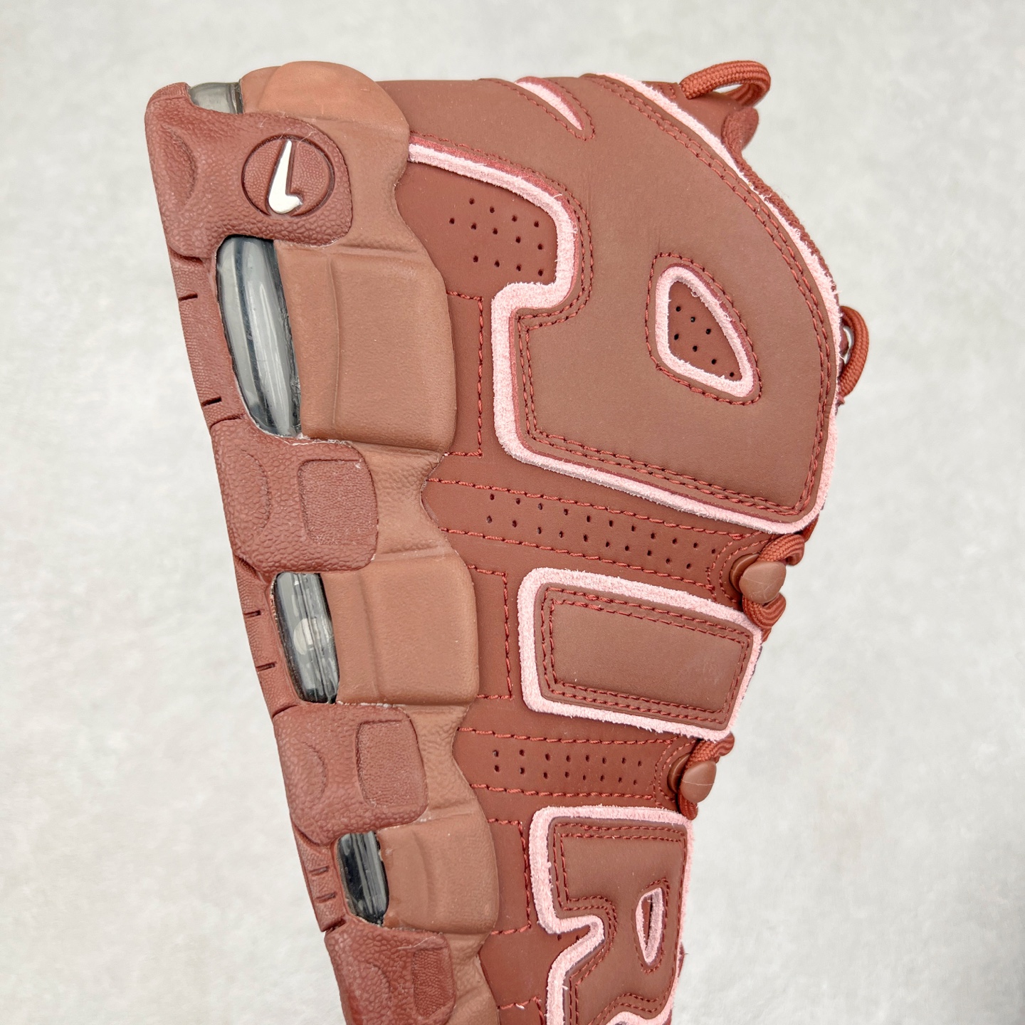 图片[6]-＃CK纯原 NK Air More Uptempo ’96 OG 皮蓬大AIR复古篮球鞋 DV3466-200 以流行于街头的涂鸦文化为设计灵感 整体的设计风格夸张而充满魅力 厚实而充满质感的皮质鞋面两侧印刻了一对巨大的字母“AIR”独特炫酷的外观惊艳无比 尺码：36 36.5 37.5 38 38.5 39 40 40.5 41 42 42.5 43 44 44.5 45 46-选品中心