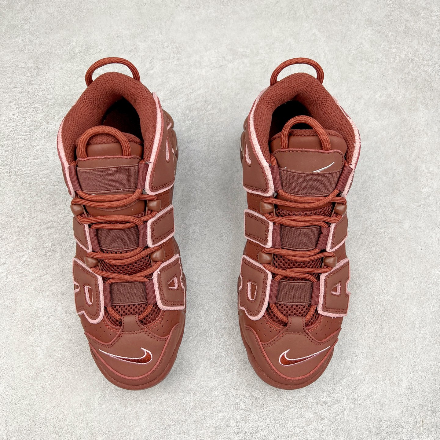 图片[2]-＃CK纯原 NK Air More Uptempo ’96 OG 皮蓬大AIR复古篮球鞋 DV3466-200 以流行于街头的涂鸦文化为设计灵感 整体的设计风格夸张而充满魅力 厚实而充满质感的皮质鞋面两侧印刻了一对巨大的字母“AIR”独特炫酷的外观惊艳无比 尺码：36 36.5 37.5 38 38.5 39 40 40.5 41 42 42.5 43 44 44.5 45 46-选品中心