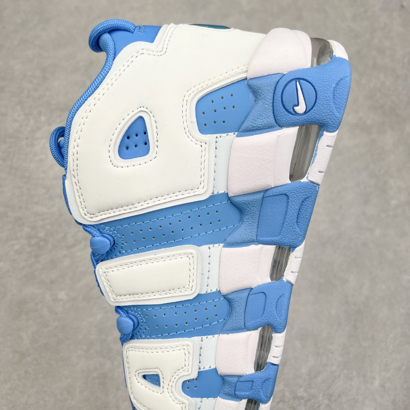 图片[7]-＃CK纯原 NK Air More Uptempo ’96 OG 皮蓬大AIR复古篮球鞋 921948-401 以流行于街头的涂鸦文化为设计灵感 整体的设计风格夸张而充满魅力 厚实而充满质感的皮质鞋面两侧印刻了一对巨大的字母“AIR”独特炫酷的外观惊艳无比 尺码：36 36.5 37.5 38 38.5 39 40 40.5 41 42 42.5 43 44 44.5 45 46-选品中心