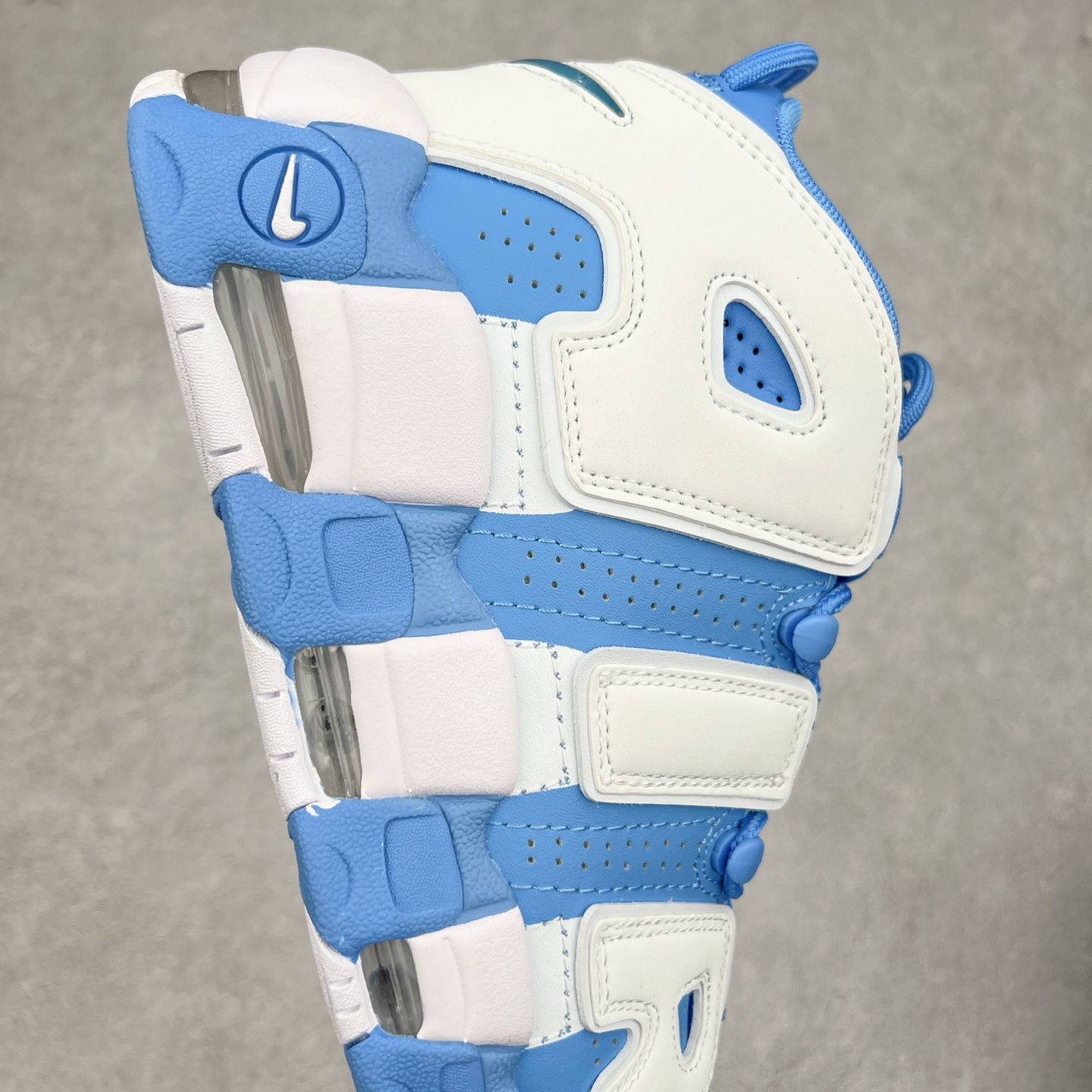 图片[6]-＃CK纯原 NK Air More Uptempo ’96 OG 皮蓬大AIR复古篮球鞋 921948-401 以流行于街头的涂鸦文化为设计灵感 整体的设计风格夸张而充满魅力 厚实而充满质感的皮质鞋面两侧印刻了一对巨大的字母“AIR”独特炫酷的外观惊艳无比 尺码：36 36.5 37.5 38 38.5 39 40 40.5 41 42 42.5 43 44 44.5 45 46-选品中心