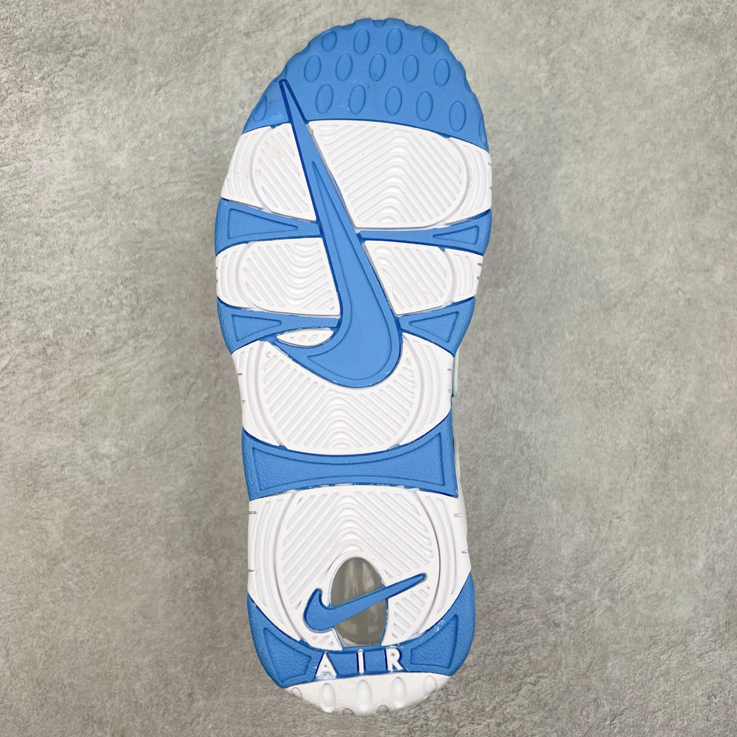 图片[9]-＃CK纯原 NK Air More Uptempo ’96 OG 皮蓬大AIR复古篮球鞋 921948-401 以流行于街头的涂鸦文化为设计灵感 整体的设计风格夸张而充满魅力 厚实而充满质感的皮质鞋面两侧印刻了一对巨大的字母“AIR”独特炫酷的外观惊艳无比 尺码：36 36.5 37.5 38 38.5 39 40 40.5 41 42 42.5 43 44 44.5 45 46-选品中心