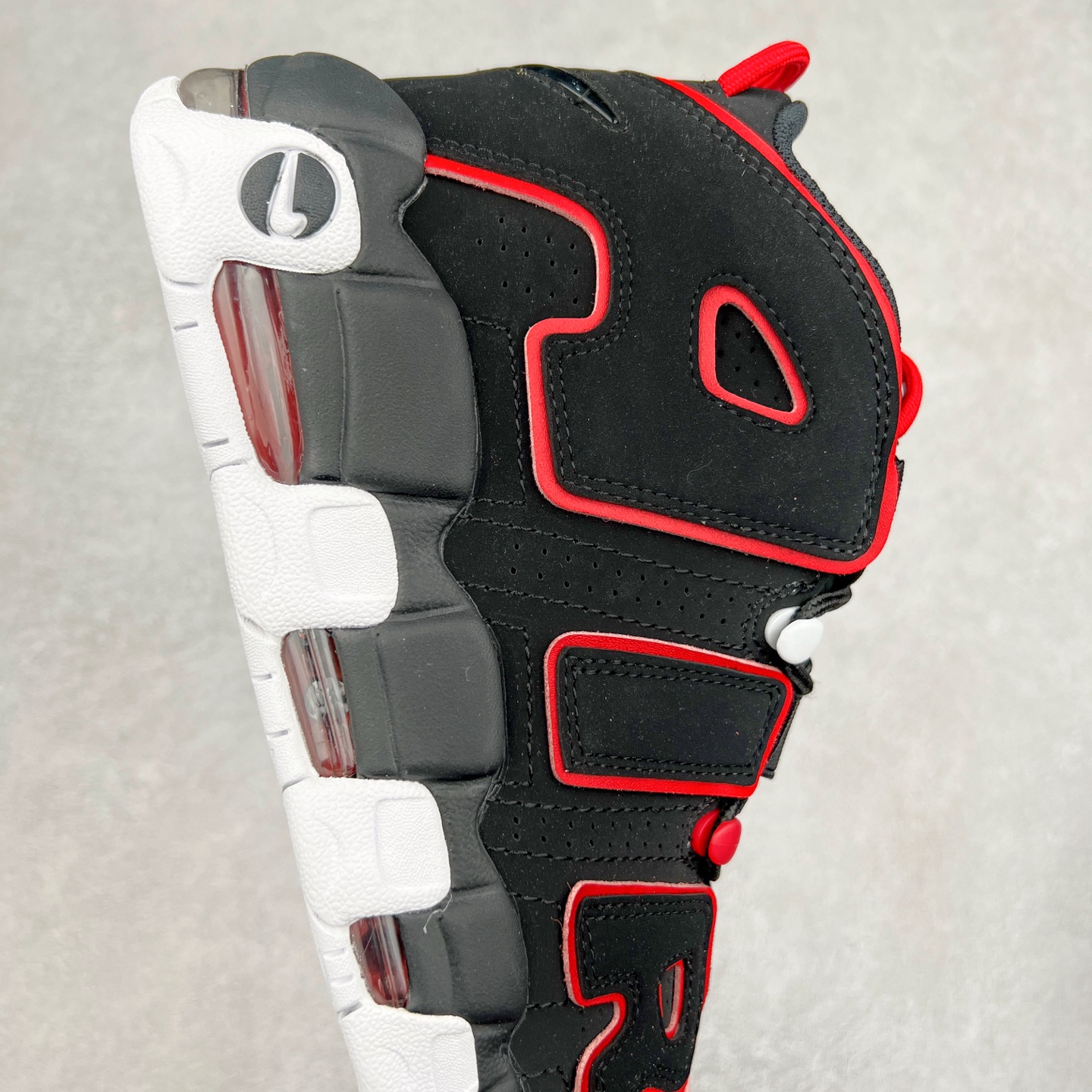 图片[6]-＃CK纯原 NK Air More Uptempo ’96 OG 皮蓬大AIR复古篮球鞋 FD0274-001 以流行于街头的涂鸦文化为设计灵感 整体的设计风格夸张而充满魅力 厚实而充满质感的皮质鞋面两侧印刻了一对巨大的字母“AIR”独特炫酷的外观惊艳无比 尺码：36 36.5 37.5 38 38.5 39 40 40.5 41 42 42.5 43 44 44.5 45 46-选品中心