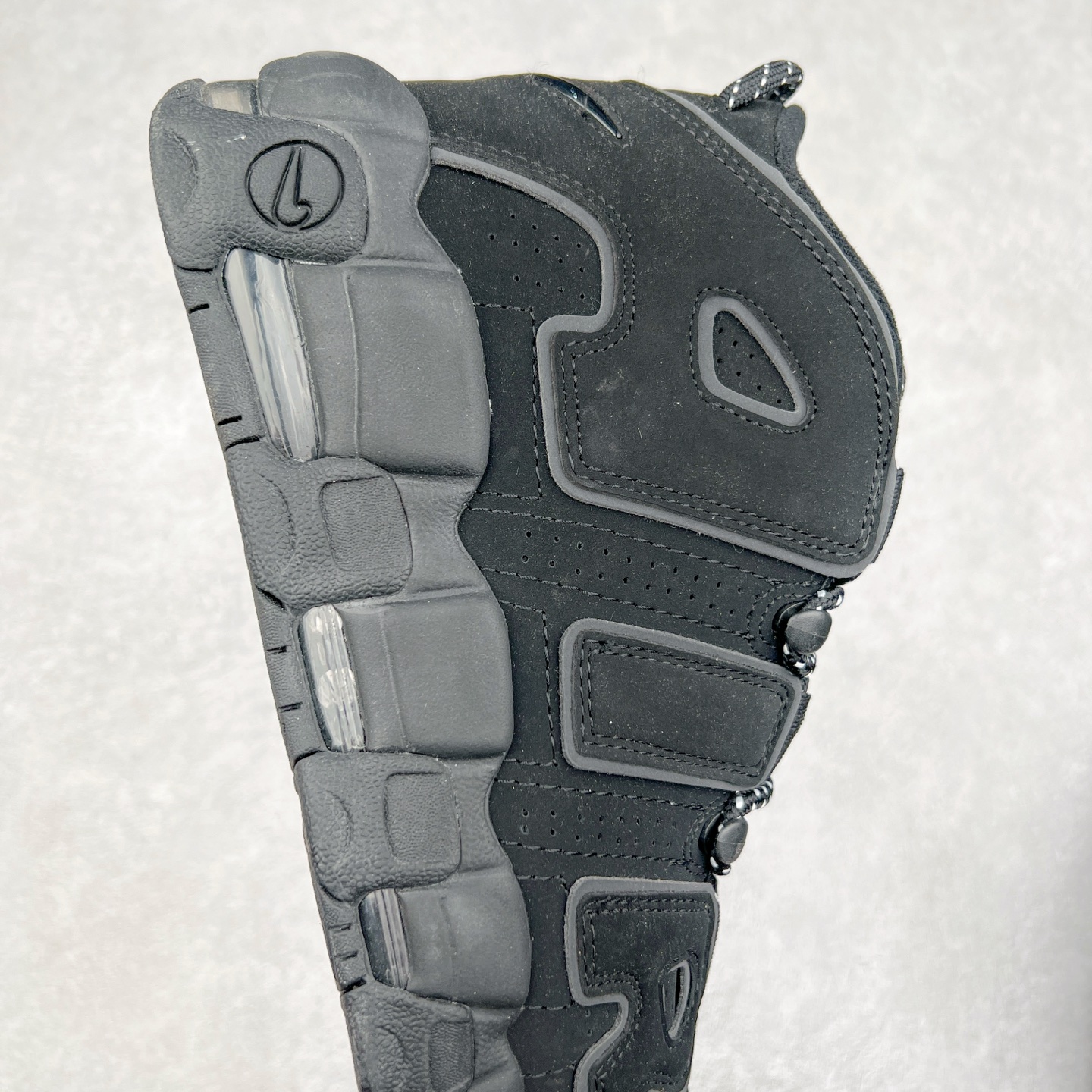 图片[6]-＃CK纯原 NK Air More Uptempo ’96 OG 皮蓬大AIR复古篮球鞋 414962-004 以流行于街头的涂鸦文化为设计灵感 整体的设计风格夸张而充满魅力 厚实而充满质感的皮质鞋面两侧印刻了一对巨大的字母“AIR”独特炫酷的外观惊艳无比 尺码：36 36.5 37.5 38 38.5 39 40 40.5 41 42 42.5 43 44 44.5 45 46-选品中心