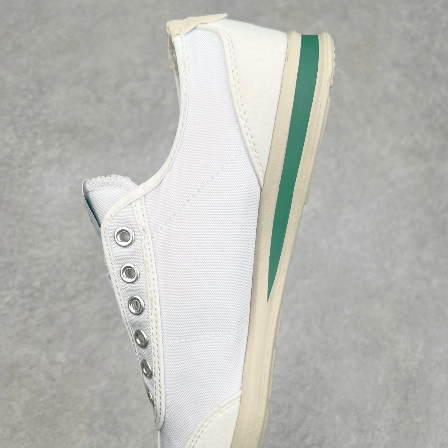 图片[7]-DESCENTE Sport Style Chron Racer迪桑特舒适百搭防滑耐磨低帮生活休闲鞋 是一款集复古与现代于一体的低帮跑步鞋 简洁的牛皮鞋面不仅彰显出时尚的质感 还适用于多种场合的穿搭 这款鞋子的透气性能极佳 轻质弹性鞋底则提供了良好的舒适度和耐磨性 使你在行走或跑步时都能感受到脚底的柔软与支撑 尺码：36 36.5 37.5 38 38.5 39 40 40.5 41 42 42.5 43 44 44.5 45-选品中心