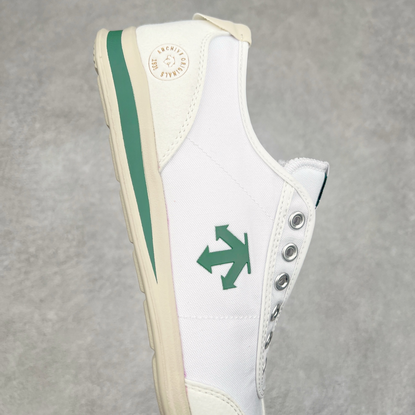 图片[6]-DESCENTE Sport Style Chron Racer迪桑特舒适百搭防滑耐磨低帮生活休闲鞋 是一款集复古与现代于一体的低帮跑步鞋 简洁的牛皮鞋面不仅彰显出时尚的质感 还适用于多种场合的穿搭 这款鞋子的透气性能极佳 轻质弹性鞋底则提供了良好的舒适度和耐磨性 使你在行走或跑步时都能感受到脚底的柔软与支撑 尺码：36 36.5 37.5 38 38.5 39 40 40.5 41 42 42.5 43 44 44.5 45-选品中心