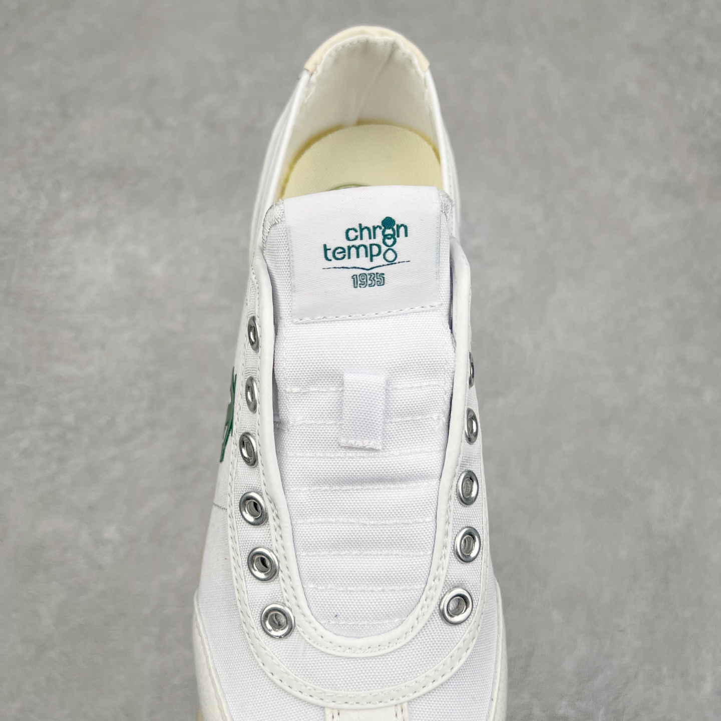 图片[5]-DESCENTE Sport Style Chron Racer迪桑特舒适百搭防滑耐磨低帮生活休闲鞋 是一款集复古与现代于一体的低帮跑步鞋 简洁的牛皮鞋面不仅彰显出时尚的质感 还适用于多种场合的穿搭 这款鞋子的透气性能极佳 轻质弹性鞋底则提供了良好的舒适度和耐磨性 使你在行走或跑步时都能感受到脚底的柔软与支撑 尺码：36 36.5 37.5 38 38.5 39 40 40.5 41 42 42.5 43 44 44.5 45-选品中心