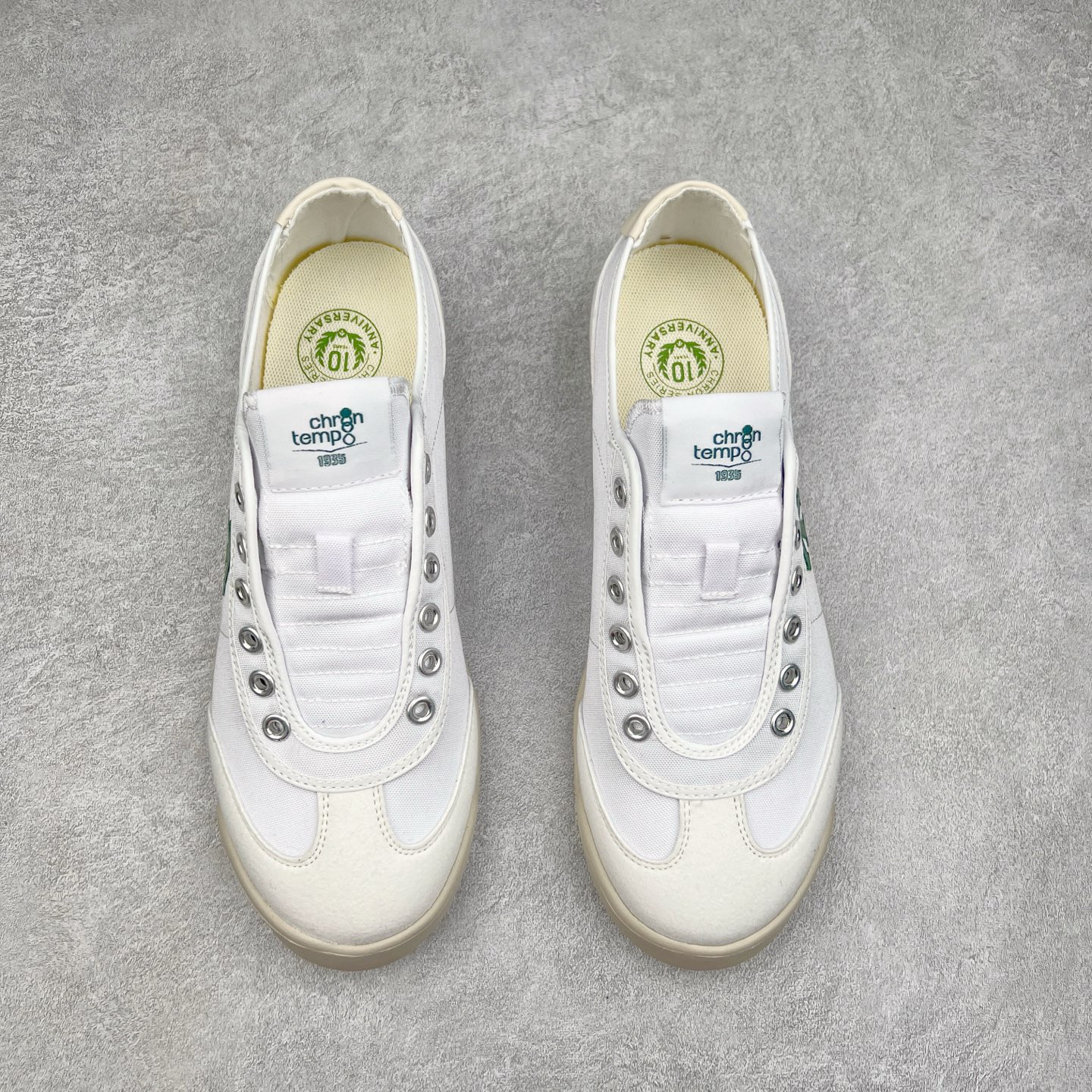 图片[2]-DESCENTE Sport Style Chron Racer迪桑特舒适百搭防滑耐磨低帮生活休闲鞋 是一款集复古与现代于一体的低帮跑步鞋 简洁的牛皮鞋面不仅彰显出时尚的质感 还适用于多种场合的穿搭 这款鞋子的透气性能极佳 轻质弹性鞋底则提供了良好的舒适度和耐磨性 使你在行走或跑步时都能感受到脚底的柔软与支撑 尺码：36 36.5 37.5 38 38.5 39 40 40.5 41 42 42.5 43 44 44.5 45-选品中心