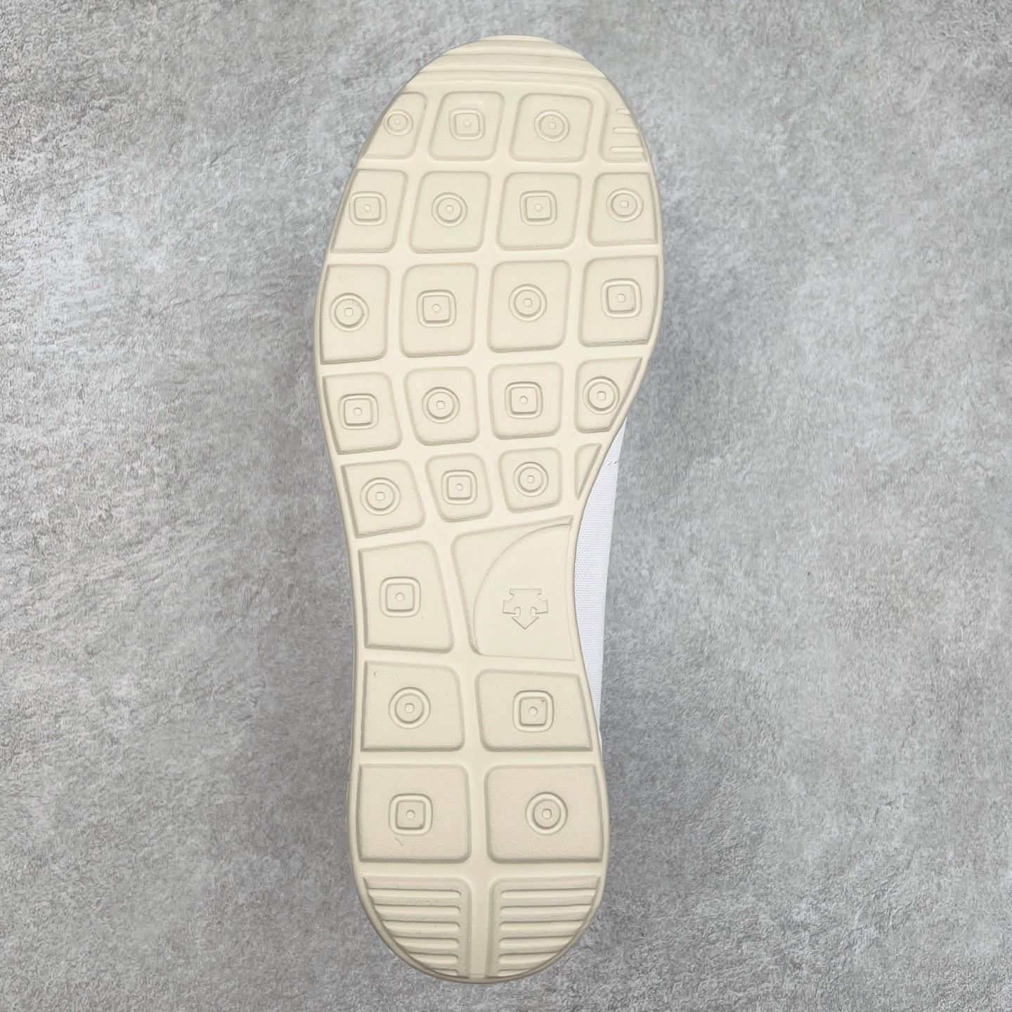 图片[9]-DESCENTE Sport Style Chron Racer迪桑特舒适百搭防滑耐磨低帮生活休闲鞋 是一款集复古与现代于一体的低帮跑步鞋 简洁的牛皮鞋面不仅彰显出时尚的质感 还适用于多种场合的穿搭 这款鞋子的透气性能极佳 轻质弹性鞋底则提供了良好的舒适度和耐磨性 使你在行走或跑步时都能感受到脚底的柔软与支撑 尺码：36 36.5 37.5 38 38.5 39 40 40.5 41 42 42.5 43 44 44.5 45-选品中心