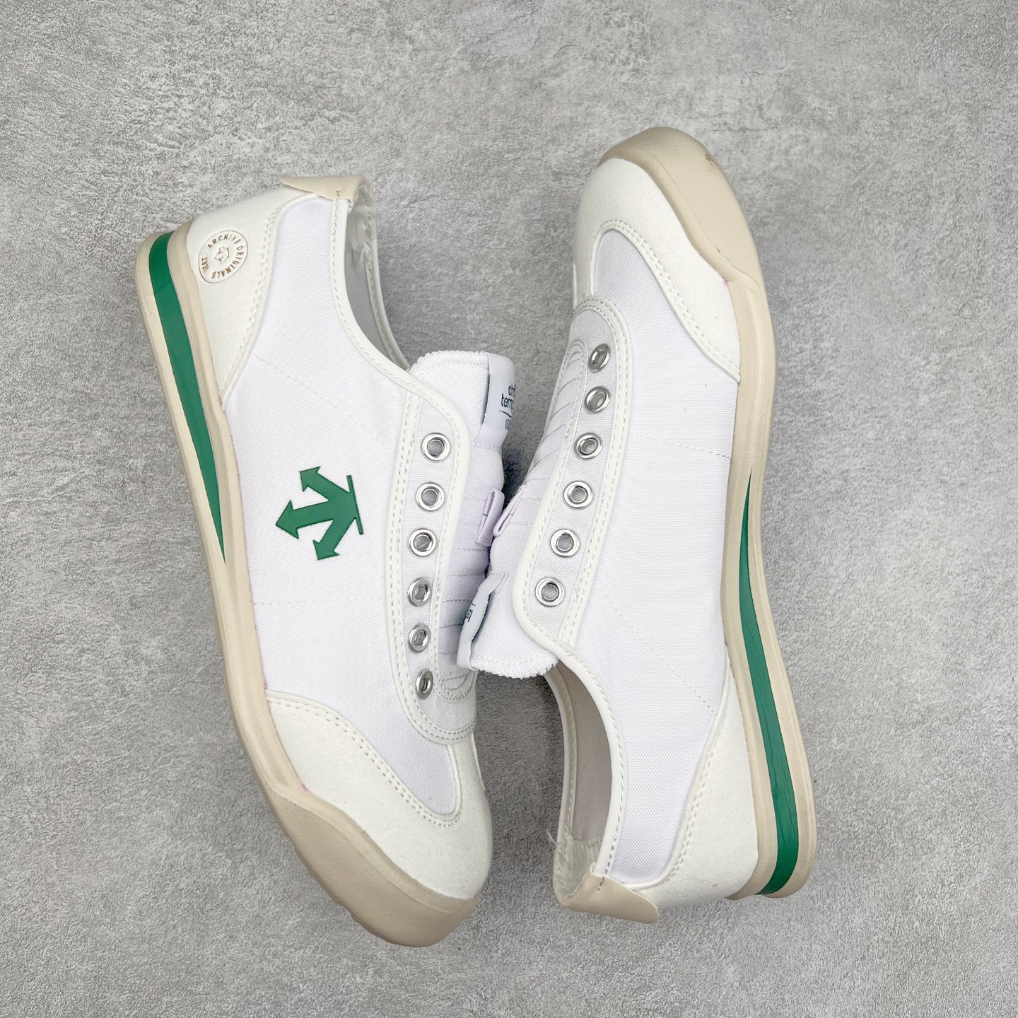 图片[3]-DESCENTE Sport Style Chron Racer迪桑特舒适百搭防滑耐磨低帮生活休闲鞋 是一款集复古与现代于一体的低帮跑步鞋 简洁的牛皮鞋面不仅彰显出时尚的质感 还适用于多种场合的穿搭 这款鞋子的透气性能极佳 轻质弹性鞋底则提供了良好的舒适度和耐磨性 使你在行走或跑步时都能感受到脚底的柔软与支撑 尺码：36 36.5 37.5 38 38.5 39 40 40.5 41 42 42.5 43 44 44.5 45-选品中心