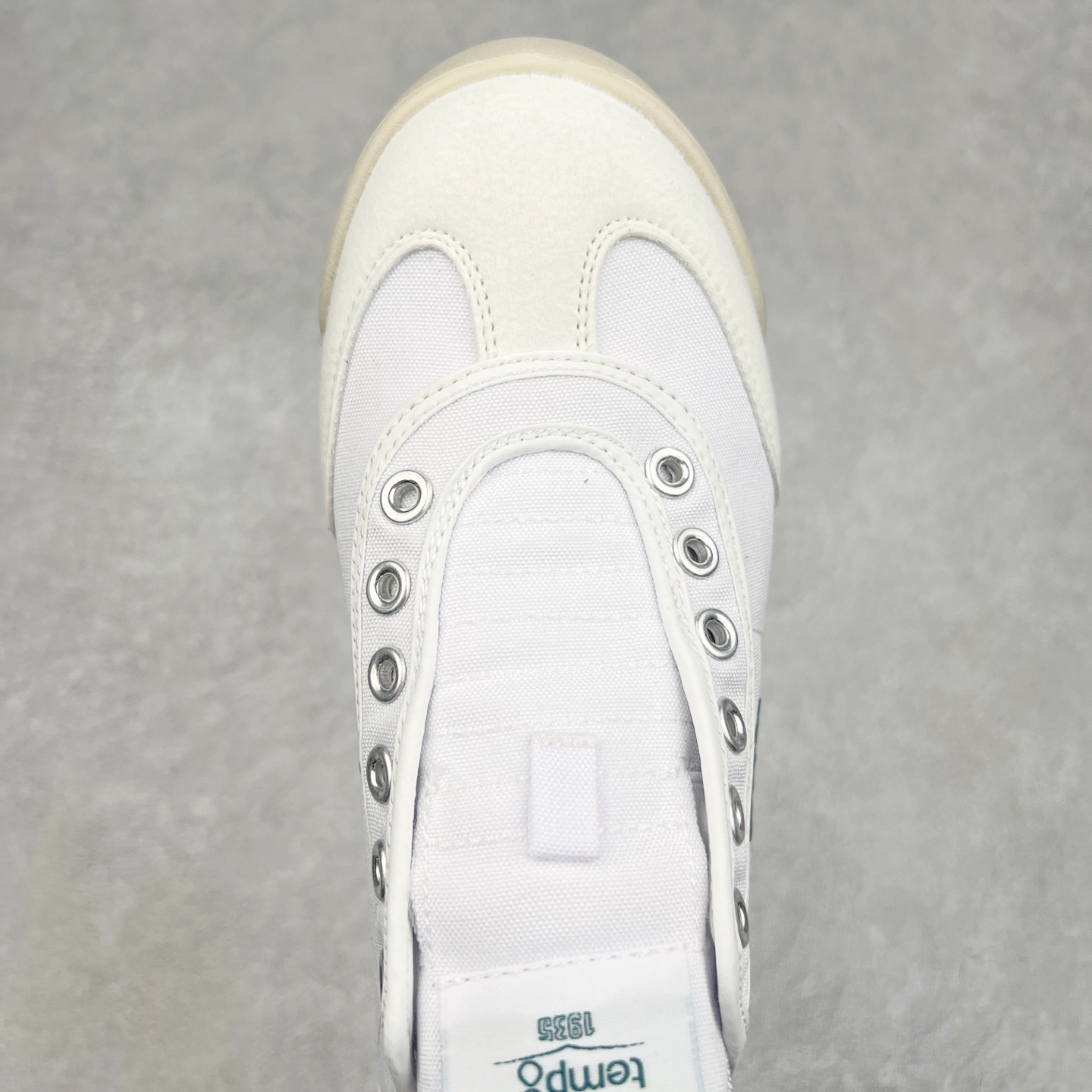 图片[4]-DESCENTE Sport Style Chron Racer迪桑特舒适百搭防滑耐磨低帮生活休闲鞋 是一款集复古与现代于一体的低帮跑步鞋 简洁的牛皮鞋面不仅彰显出时尚的质感 还适用于多种场合的穿搭 这款鞋子的透气性能极佳 轻质弹性鞋底则提供了良好的舒适度和耐磨性 使你在行走或跑步时都能感受到脚底的柔软与支撑 尺码：36 36.5 37.5 38 38.5 39 40 40.5 41 42 42.5 43 44 44.5 45-选品中心