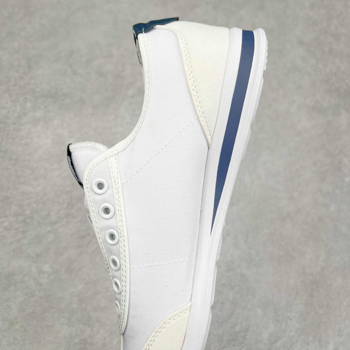 图片[7]-DESCENTE Sport Style Chron Racer迪桑特舒适百搭防滑耐磨低帮生活休闲鞋 是一款集复古与现代于一体的低帮跑步鞋 简洁的牛皮鞋面不仅彰显出时尚的质感 还适用于多种场合的穿搭 这款鞋子的透气性能极佳 轻质弹性鞋底则提供了良好的舒适度和耐磨性 使你在行走或跑步时都能感受到脚底的柔软与支撑 尺码：36 36.5 37.5 38 38.5 39 40 40.5 41 42 42.5 43 44 44.5 45-选品中心