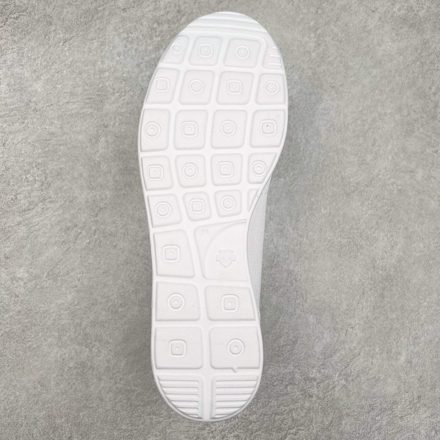 图片[9]-DESCENTE Sport Style Chron Racer迪桑特舒适百搭防滑耐磨低帮生活休闲鞋 是一款集复古与现代于一体的低帮跑步鞋 简洁的牛皮鞋面不仅彰显出时尚的质感 还适用于多种场合的穿搭 这款鞋子的透气性能极佳 轻质弹性鞋底则提供了良好的舒适度和耐磨性 使你在行走或跑步时都能感受到脚底的柔软与支撑 尺码：36 36.5 37.5 38 38.5 39 40 40.5 41 42 42.5 43 44 44.5 45-选品中心