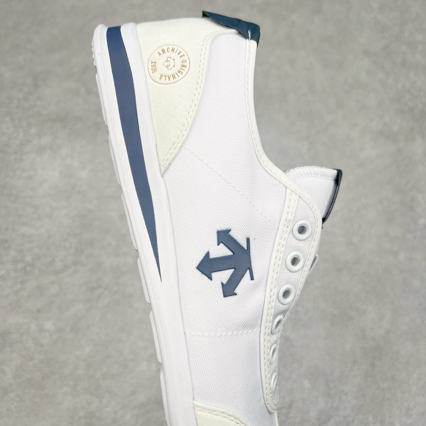 图片[6]-DESCENTE Sport Style Chron Racer迪桑特舒适百搭防滑耐磨低帮生活休闲鞋 是一款集复古与现代于一体的低帮跑步鞋 简洁的牛皮鞋面不仅彰显出时尚的质感 还适用于多种场合的穿搭 这款鞋子的透气性能极佳 轻质弹性鞋底则提供了良好的舒适度和耐磨性 使你在行走或跑步时都能感受到脚底的柔软与支撑 尺码：36 36.5 37.5 38 38.5 39 40 40.5 41 42 42.5 43 44 44.5 45-选品中心