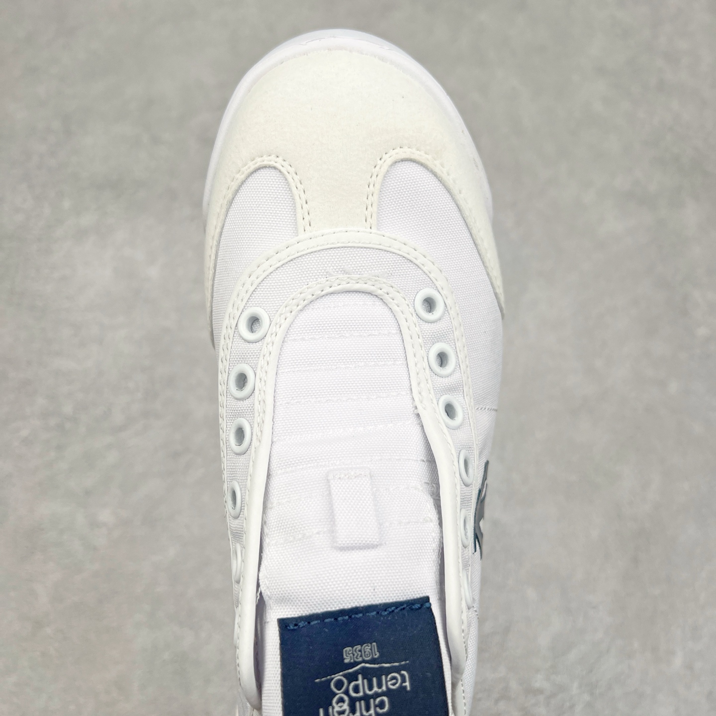 图片[4]-DESCENTE Sport Style Chron Racer迪桑特舒适百搭防滑耐磨低帮生活休闲鞋 是一款集复古与现代于一体的低帮跑步鞋 简洁的牛皮鞋面不仅彰显出时尚的质感 还适用于多种场合的穿搭 这款鞋子的透气性能极佳 轻质弹性鞋底则提供了良好的舒适度和耐磨性 使你在行走或跑步时都能感受到脚底的柔软与支撑 尺码：36 36.5 37.5 38 38.5 39 40 40.5 41 42 42.5 43 44 44.5 45-选品中心