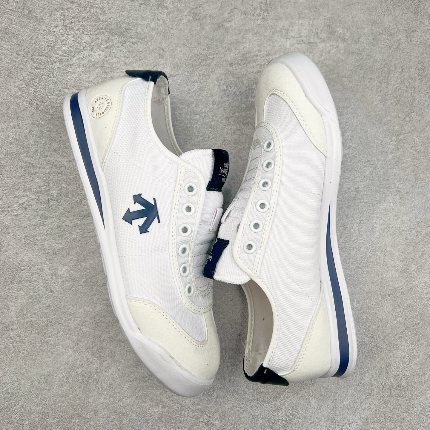 图片[3]-DESCENTE Sport Style Chron Racer迪桑特舒适百搭防滑耐磨低帮生活休闲鞋 是一款集复古与现代于一体的低帮跑步鞋 简洁的牛皮鞋面不仅彰显出时尚的质感 还适用于多种场合的穿搭 这款鞋子的透气性能极佳 轻质弹性鞋底则提供了良好的舒适度和耐磨性 使你在行走或跑步时都能感受到脚底的柔软与支撑 尺码：36 36.5 37.5 38 38.5 39 40 40.5 41 42 42.5 43 44 44.5 45-选品中心