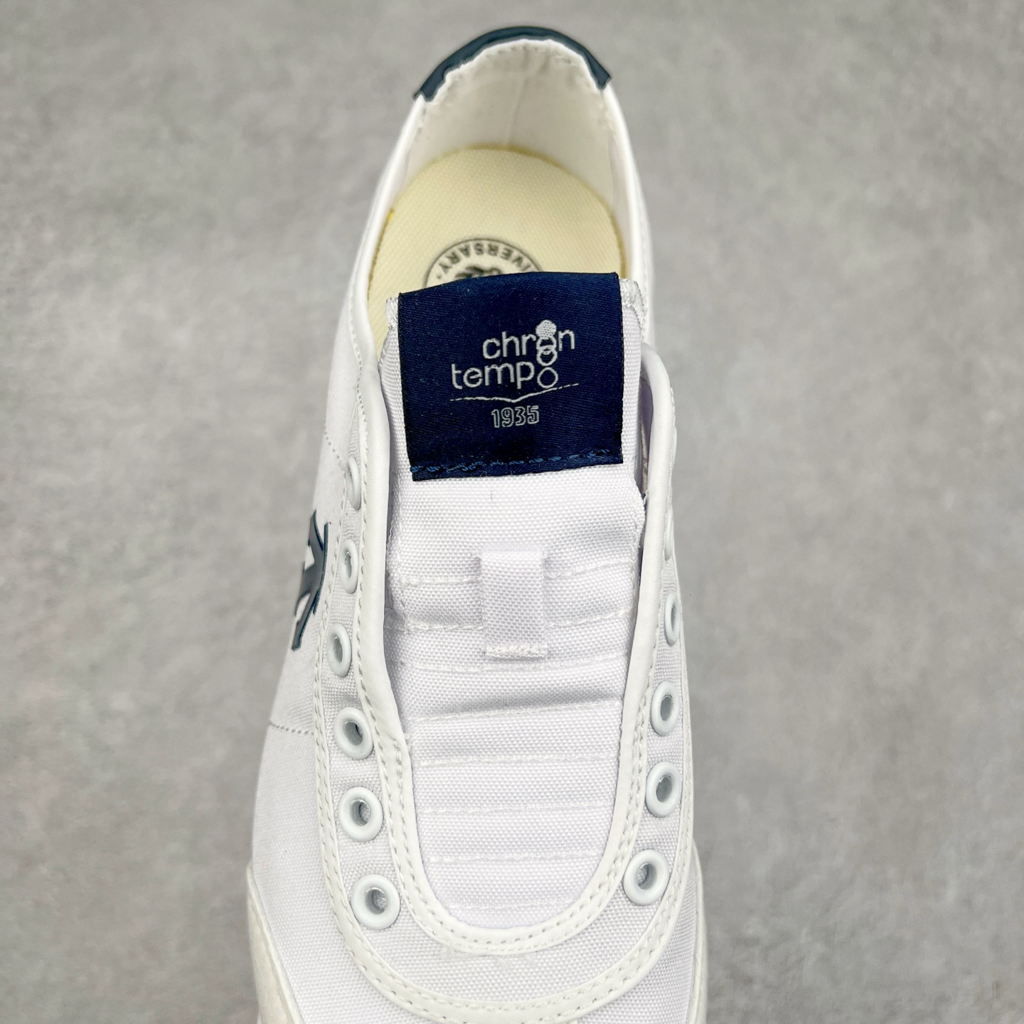 图片[5]-DESCENTE Sport Style Chron Racer迪桑特舒适百搭防滑耐磨低帮生活休闲鞋 是一款集复古与现代于一体的低帮跑步鞋 简洁的牛皮鞋面不仅彰显出时尚的质感 还适用于多种场合的穿搭 这款鞋子的透气性能极佳 轻质弹性鞋底则提供了良好的舒适度和耐磨性 使你在行走或跑步时都能感受到脚底的柔软与支撑 尺码：36 36.5 37.5 38 38.5 39 40 40.5 41 42 42.5 43 44 44.5 45-选品中心