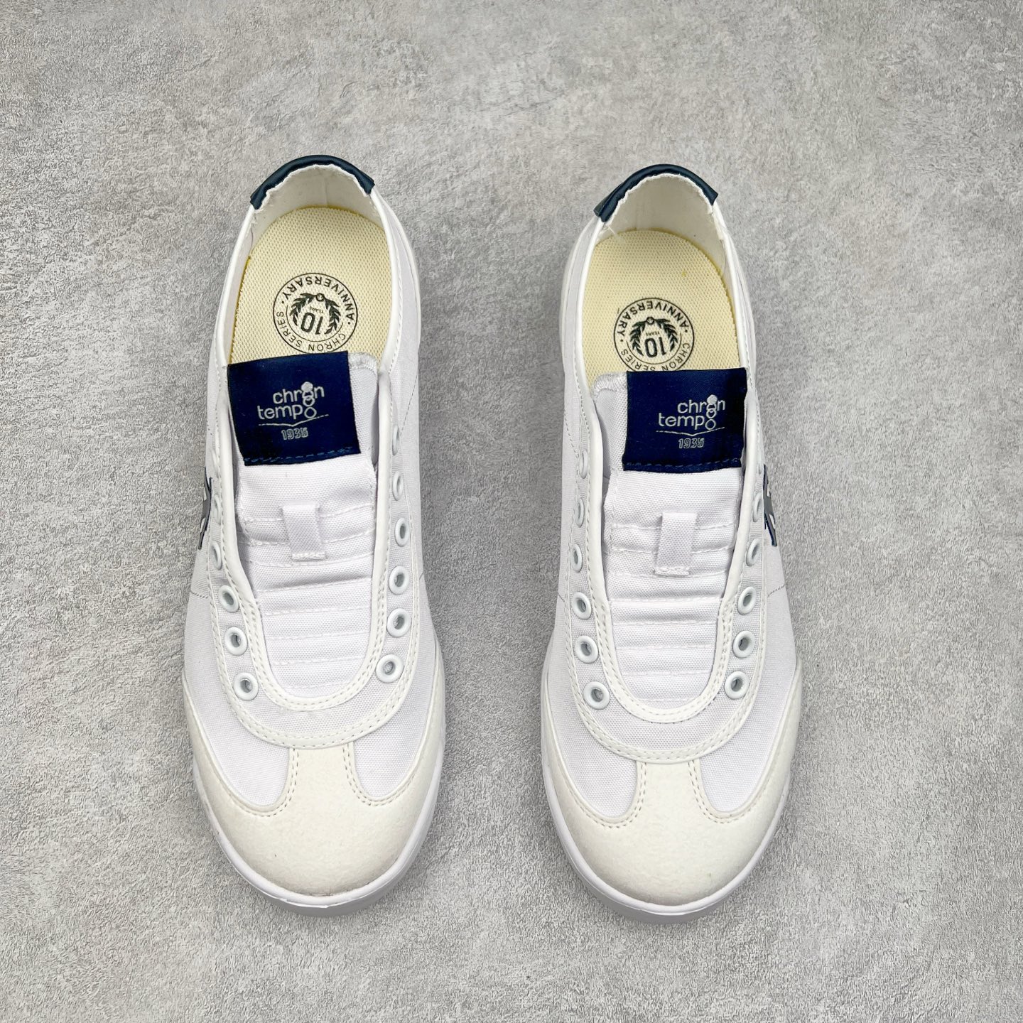 图片[2]-DESCENTE Sport Style Chron Racer迪桑特舒适百搭防滑耐磨低帮生活休闲鞋 是一款集复古与现代于一体的低帮跑步鞋 简洁的牛皮鞋面不仅彰显出时尚的质感 还适用于多种场合的穿搭 这款鞋子的透气性能极佳 轻质弹性鞋底则提供了良好的舒适度和耐磨性 使你在行走或跑步时都能感受到脚底的柔软与支撑 尺码：36 36.5 37.5 38 38.5 39 40 40.5 41 42 42.5 43 44 44.5 45-选品中心