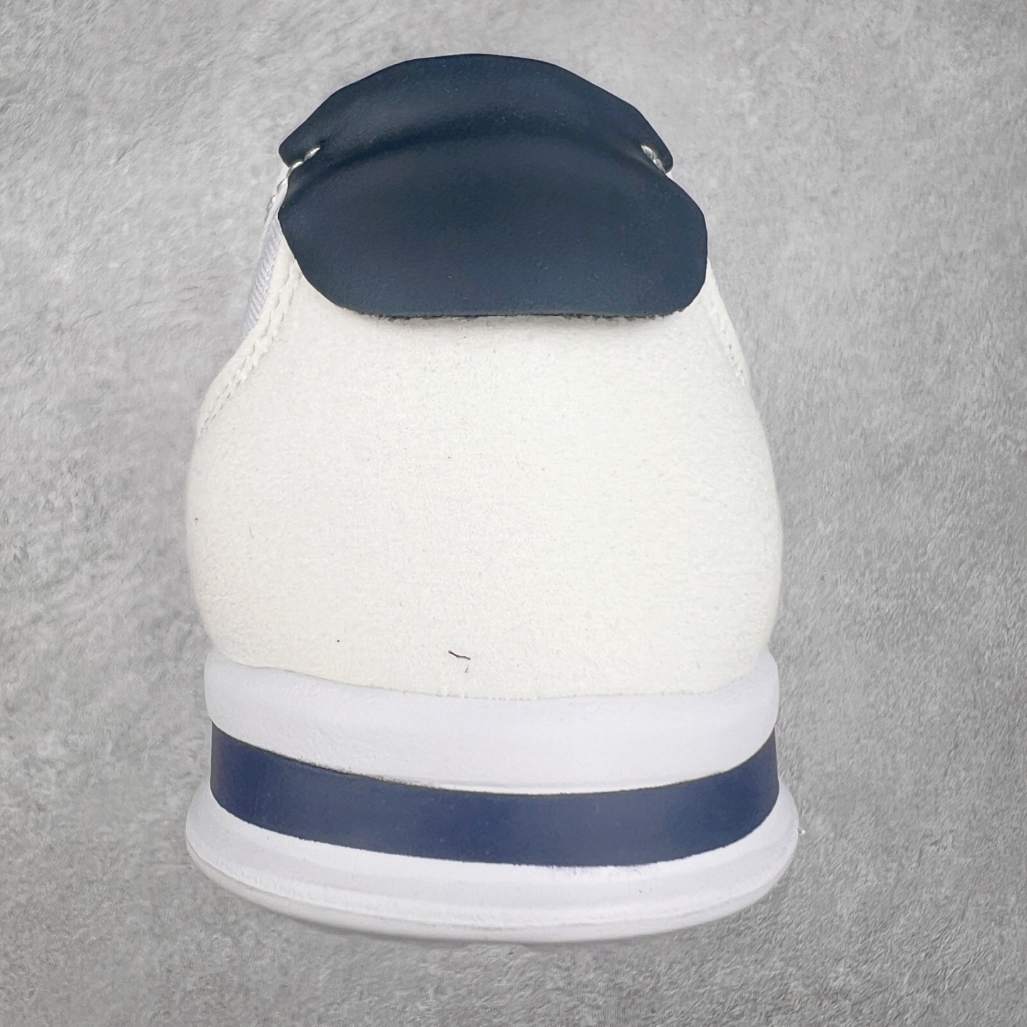 图片[8]-DESCENTE Sport Style Chron Racer迪桑特舒适百搭防滑耐磨低帮生活休闲鞋 是一款集复古与现代于一体的低帮跑步鞋 简洁的牛皮鞋面不仅彰显出时尚的质感 还适用于多种场合的穿搭 这款鞋子的透气性能极佳 轻质弹性鞋底则提供了良好的舒适度和耐磨性 使你在行走或跑步时都能感受到脚底的柔软与支撑 尺码：36 36.5 37.5 38 38.5 39 40 40.5 41 42 42.5 43 44 44.5 45-选品中心