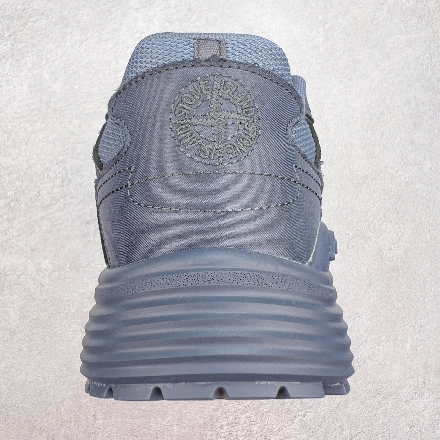 图片[8]-Dior x Stone Island 迪奥石头岛联名款B30系列休闲运动鞋老爹鞋 这次精彩的合作堪称一场别开生面的对话，展现了非凡的创意。金•琼斯 （KIM JONES）倾情呈献 DIOR AND STONEISLAND 限定系列，经典罗盘玫瑰与 DIOR 徽标相互融合 该款系列采用黑网色眼织物白和色科技料面精心制作，作饰以反光“CD30”图形标志，外格轻盈的刻雕效果橡胶鞋搭底配标志性点的缀提升格调，内弹部力细节塑造想理的舒适穿着体验可与各休式闲造型配搭，彰显尚时现代的运风动范 尺码：38 39 40 41 42 43 44 45 46 47-选品中心