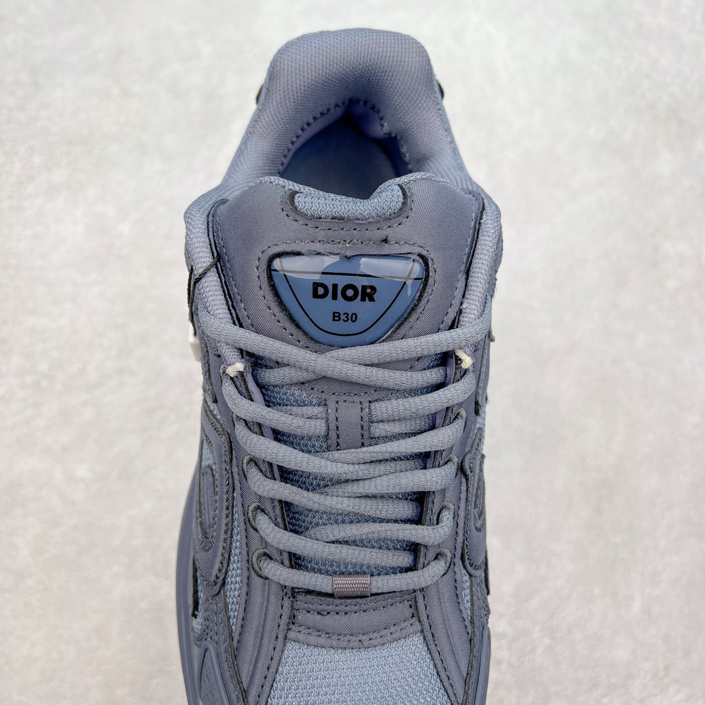 图片[5]-Dior x Stone Island 迪奥石头岛联名款B30系列休闲运动鞋老爹鞋 这次精彩的合作堪称一场别开生面的对话，展现了非凡的创意。金•琼斯 （KIM JONES）倾情呈献 DIOR AND STONEISLAND 限定系列，经典罗盘玫瑰与 DIOR 徽标相互融合 该款系列采用黑网色眼织物白和色科技料面精心制作，作饰以反光“CD30”图形标志，外格轻盈的刻雕效果橡胶鞋搭底配标志性点的缀提升格调，内弹部力细节塑造想理的舒适穿着体验可与各休式闲造型配搭，彰显尚时现代的运风动范 尺码：38 39 40 41 42 43 44 45 46 47-选品中心