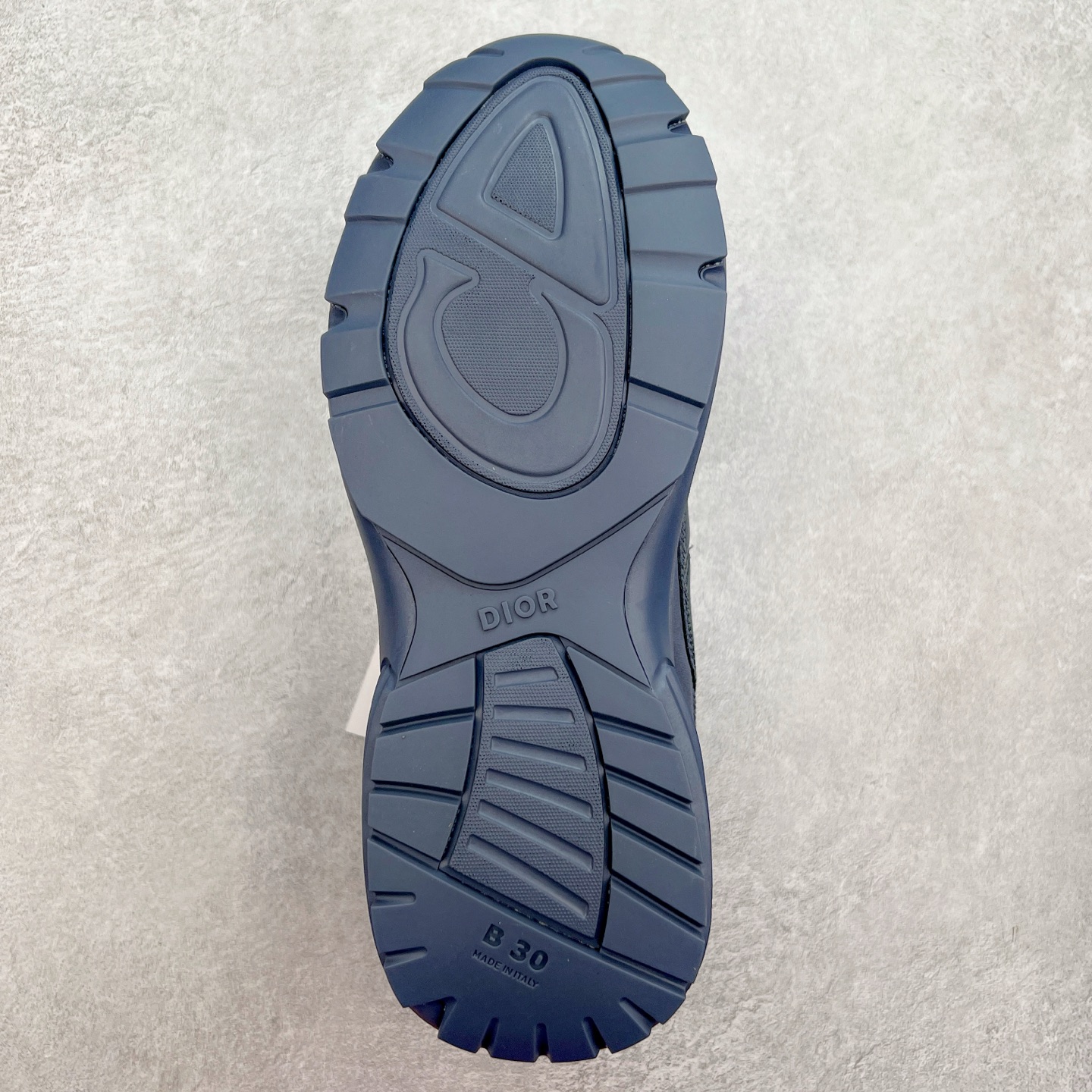 图片[9]-Dior x Stone Island 迪奥石头岛联名款B30系列休闲运动鞋老爹鞋 这次精彩的合作堪称一场别开生面的对话，展现了非凡的创意。金•琼斯 （KIM JONES）倾情呈献 DIOR AND STONEISLAND 限定系列，经典罗盘玫瑰与 DIOR 徽标相互融合 该款系列采用黑网色眼织物白和色科技料面精心制作，作饰以反光“CD30”图形标志，外格轻盈的刻雕效果橡胶鞋搭底配标志性点的缀提升格调，内弹部力细节塑造想理的舒适穿着体验可与各休式闲造型配搭，彰显尚时现代的运风动范 尺码：38 39 40 41 42 43 44 45 46 47-选品中心