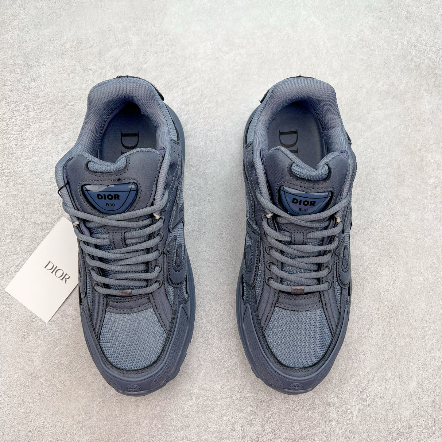 图片[2]-Dior x Stone Island 迪奥石头岛联名款B30系列休闲运动鞋老爹鞋 这次精彩的合作堪称一场别开生面的对话，展现了非凡的创意。金•琼斯 （KIM JONES）倾情呈献 DIOR AND STONEISLAND 限定系列，经典罗盘玫瑰与 DIOR 徽标相互融合 该款系列采用黑网色眼织物白和色科技料面精心制作，作饰以反光“CD30”图形标志，外格轻盈的刻雕效果橡胶鞋搭底配标志性点的缀提升格调，内弹部力细节塑造想理的舒适穿着体验可与各休式闲造型配搭，彰显尚时现代的运风动范 尺码：38 39 40 41 42 43 44 45 46 47-选品中心