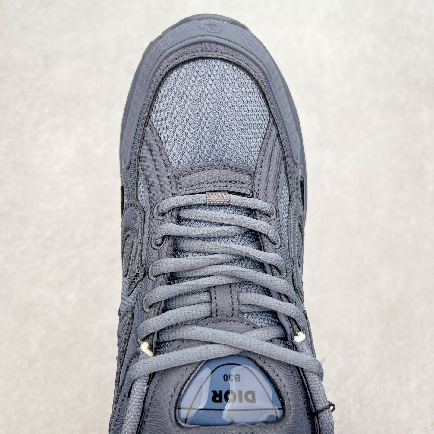 图片[4]-Dior x Stone Island 迪奥石头岛联名款B30系列休闲运动鞋老爹鞋 这次精彩的合作堪称一场别开生面的对话，展现了非凡的创意。金•琼斯 （KIM JONES）倾情呈献 DIOR AND STONEISLAND 限定系列，经典罗盘玫瑰与 DIOR 徽标相互融合 该款系列采用黑网色眼织物白和色科技料面精心制作，作饰以反光“CD30”图形标志，外格轻盈的刻雕效果橡胶鞋搭底配标志性点的缀提升格调，内弹部力细节塑造想理的舒适穿着体验可与各休式闲造型配搭，彰显尚时现代的运风动范 尺码：38 39 40 41 42 43 44 45 46 47-选品中心