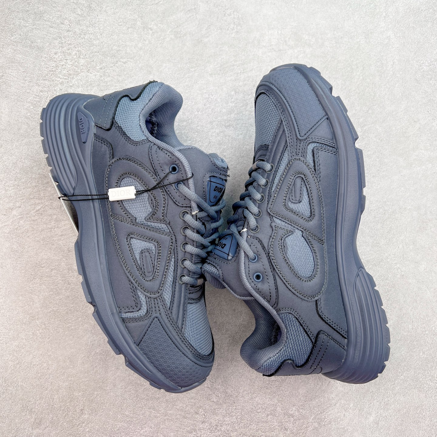 图片[3]-Dior x Stone Island 迪奥石头岛联名款B30系列休闲运动鞋老爹鞋 这次精彩的合作堪称一场别开生面的对话，展现了非凡的创意。金•琼斯 （KIM JONES）倾情呈献 DIOR AND STONEISLAND 限定系列，经典罗盘玫瑰与 DIOR 徽标相互融合 该款系列采用黑网色眼织物白和色科技料面精心制作，作饰以反光“CD30”图形标志，外格轻盈的刻雕效果橡胶鞋搭底配标志性点的缀提升格调，内弹部力细节塑造想理的舒适穿着体验可与各休式闲造型配搭，彰显尚时现代的运风动范 尺码：38 39 40 41 42 43 44 45 46 47-选品中心