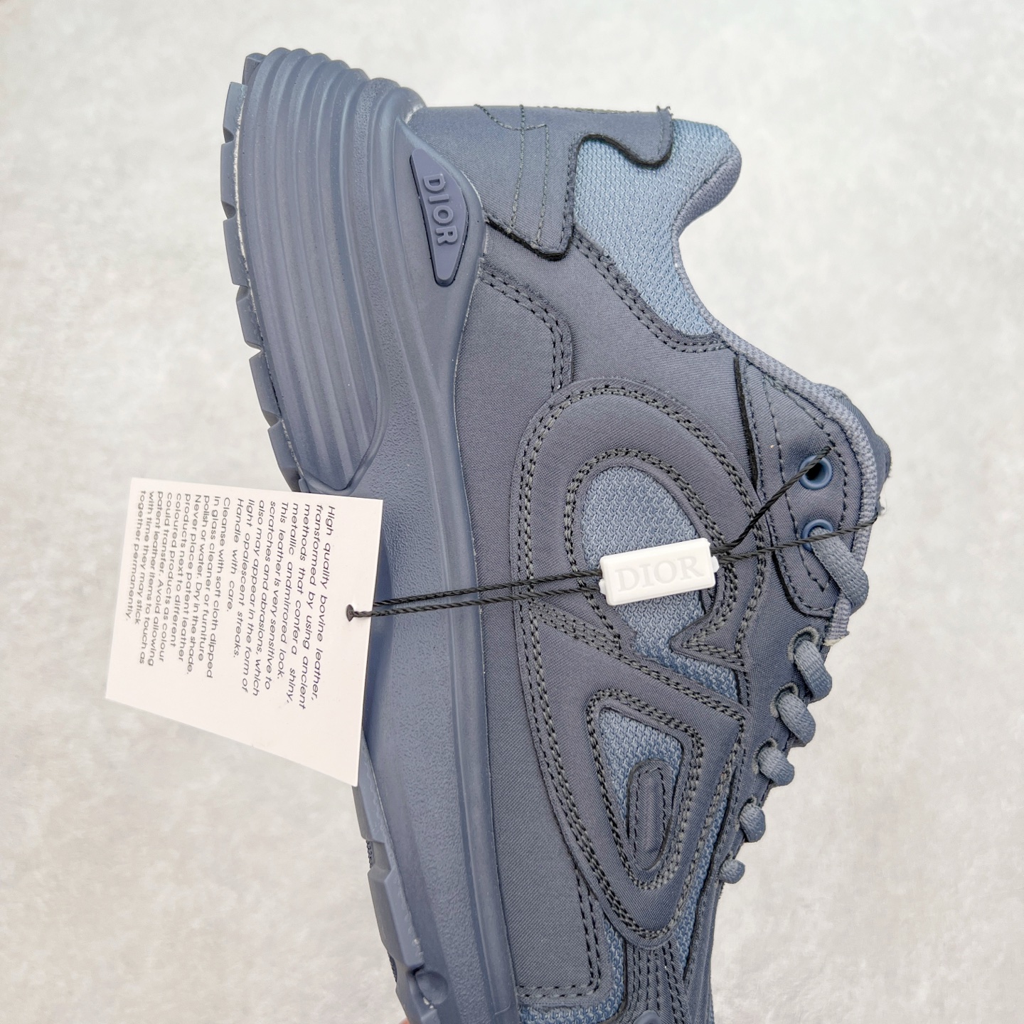 图片[6]-Dior x Stone Island 迪奥石头岛联名款B30系列休闲运动鞋老爹鞋 这次精彩的合作堪称一场别开生面的对话，展现了非凡的创意。金•琼斯 （KIM JONES）倾情呈献 DIOR AND STONEISLAND 限定系列，经典罗盘玫瑰与 DIOR 徽标相互融合 该款系列采用黑网色眼织物白和色科技料面精心制作，作饰以反光“CD30”图形标志，外格轻盈的刻雕效果橡胶鞋搭底配标志性点的缀提升格调，内弹部力细节塑造想理的舒适穿着体验可与各休式闲造型配搭，彰显尚时现代的运风动范 尺码：38 39 40 41 42 43 44 45 46 47-选品中心